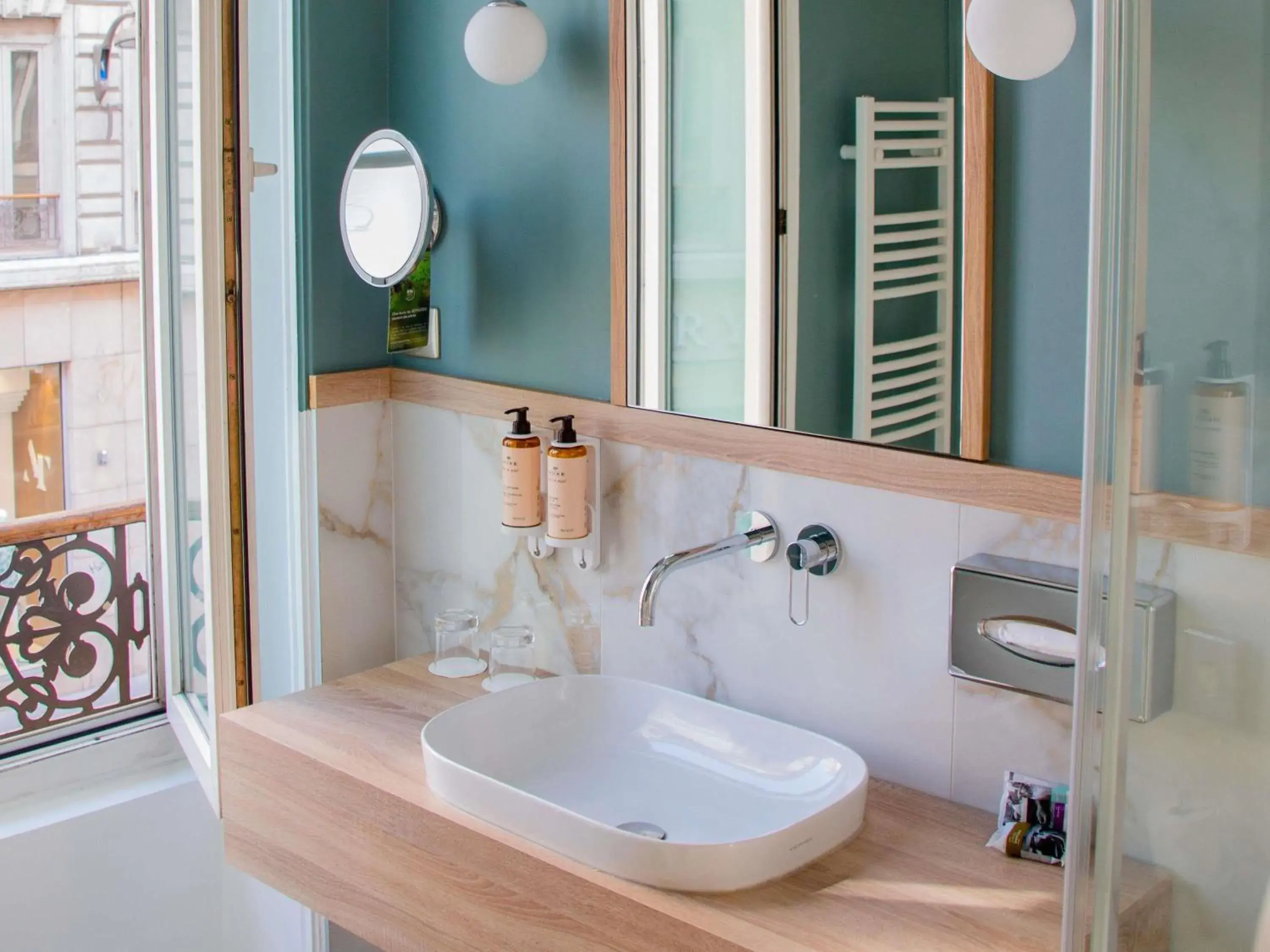 Privilege Double Room in Mercure Lyon Centre Beaux-Arts Privilege Double Room in Mercure Lyon Centre Beaux-Arts