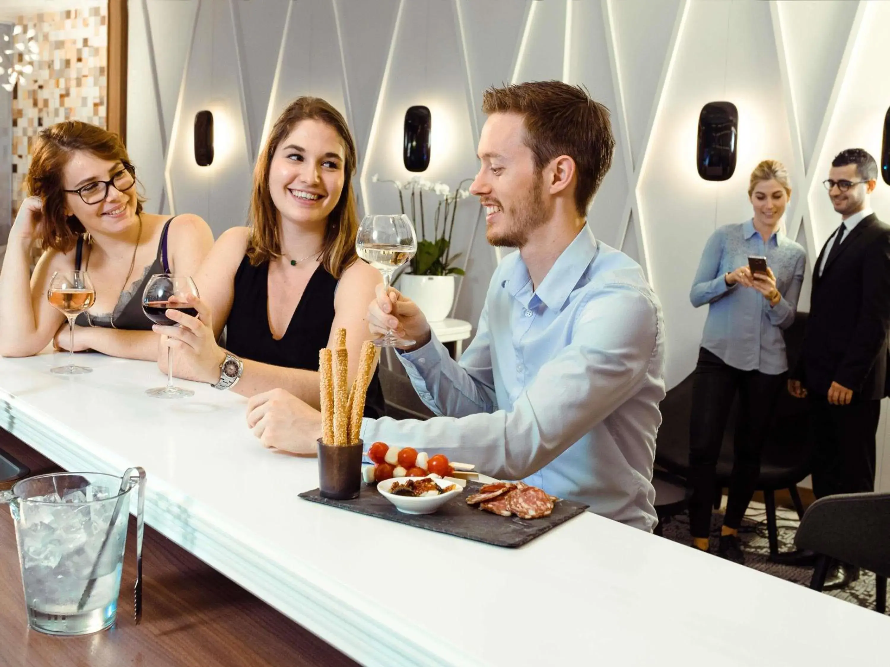 Lounge or bar in Mercure Lyon Centre Beaux-Arts Lounge or bar in Mercure Lyon Centre Beaux-Arts