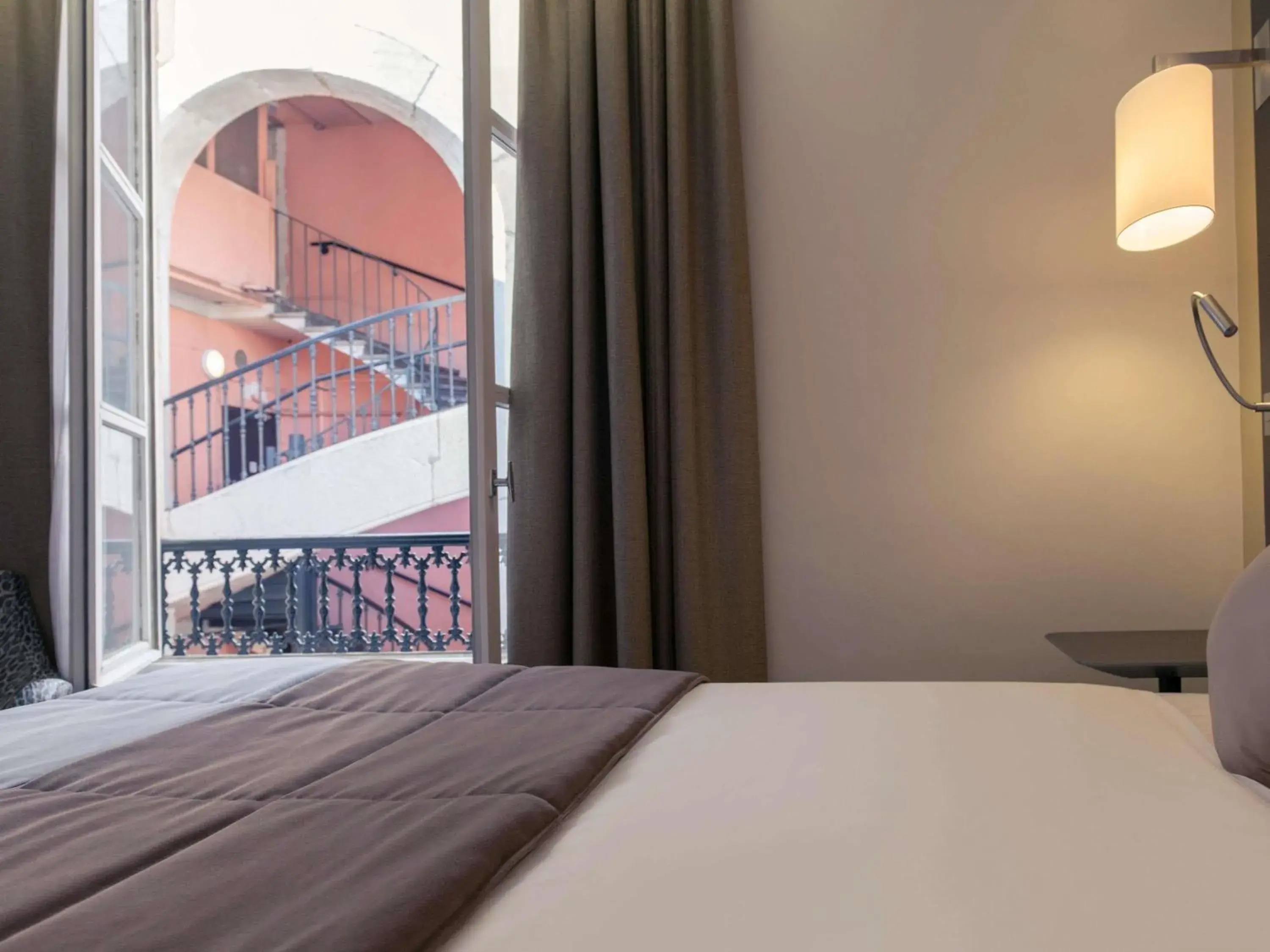 Bedroom, Bed in Mercure Lyon Centre Beaux-Arts Bedroom, Bed in Mercure Lyon Centre Beaux-Arts