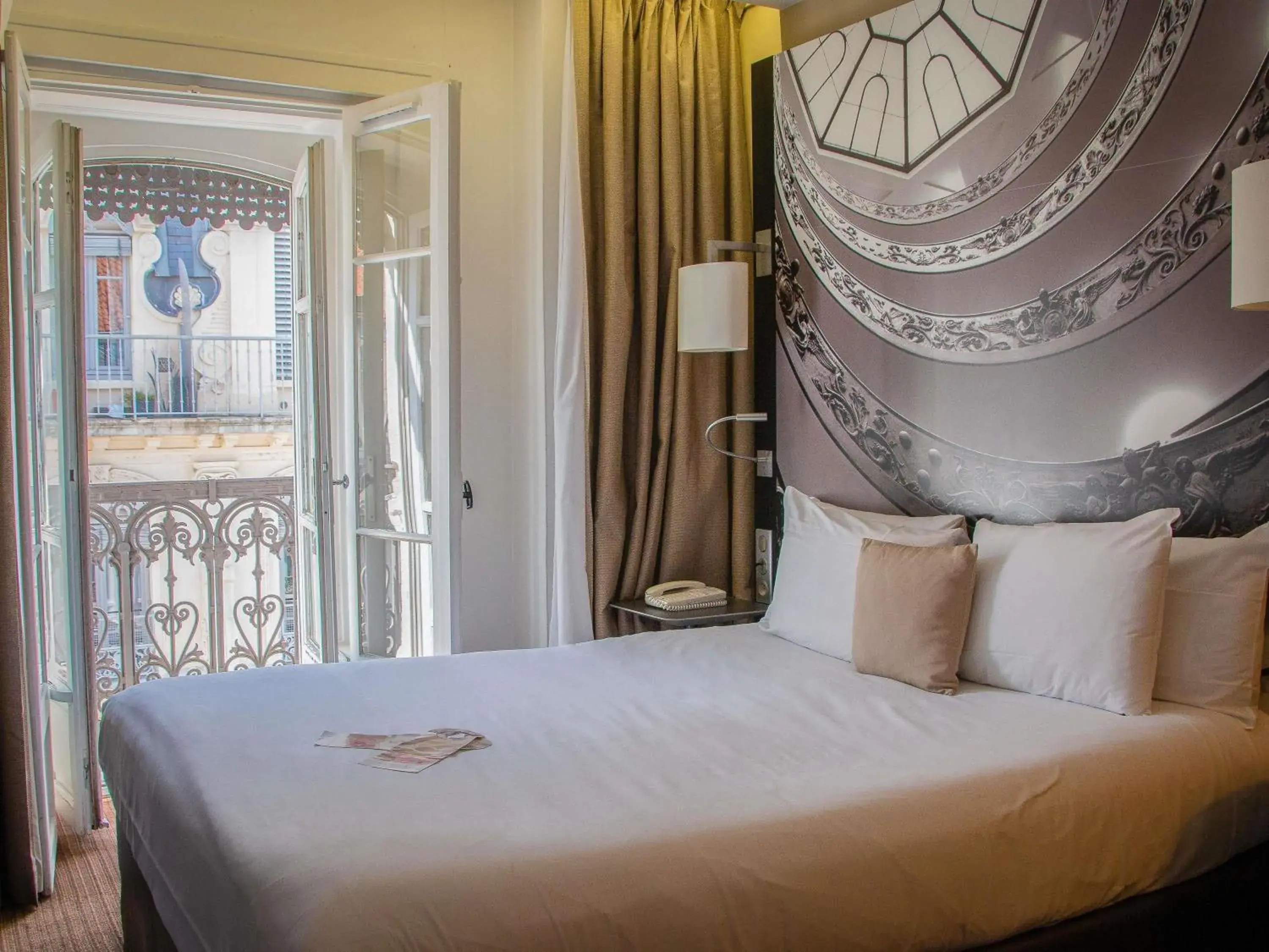 Bedroom, Bed in Mercure Lyon Centre Beaux-Arts Bedroom, Bed in Mercure Lyon Centre Beaux-Arts