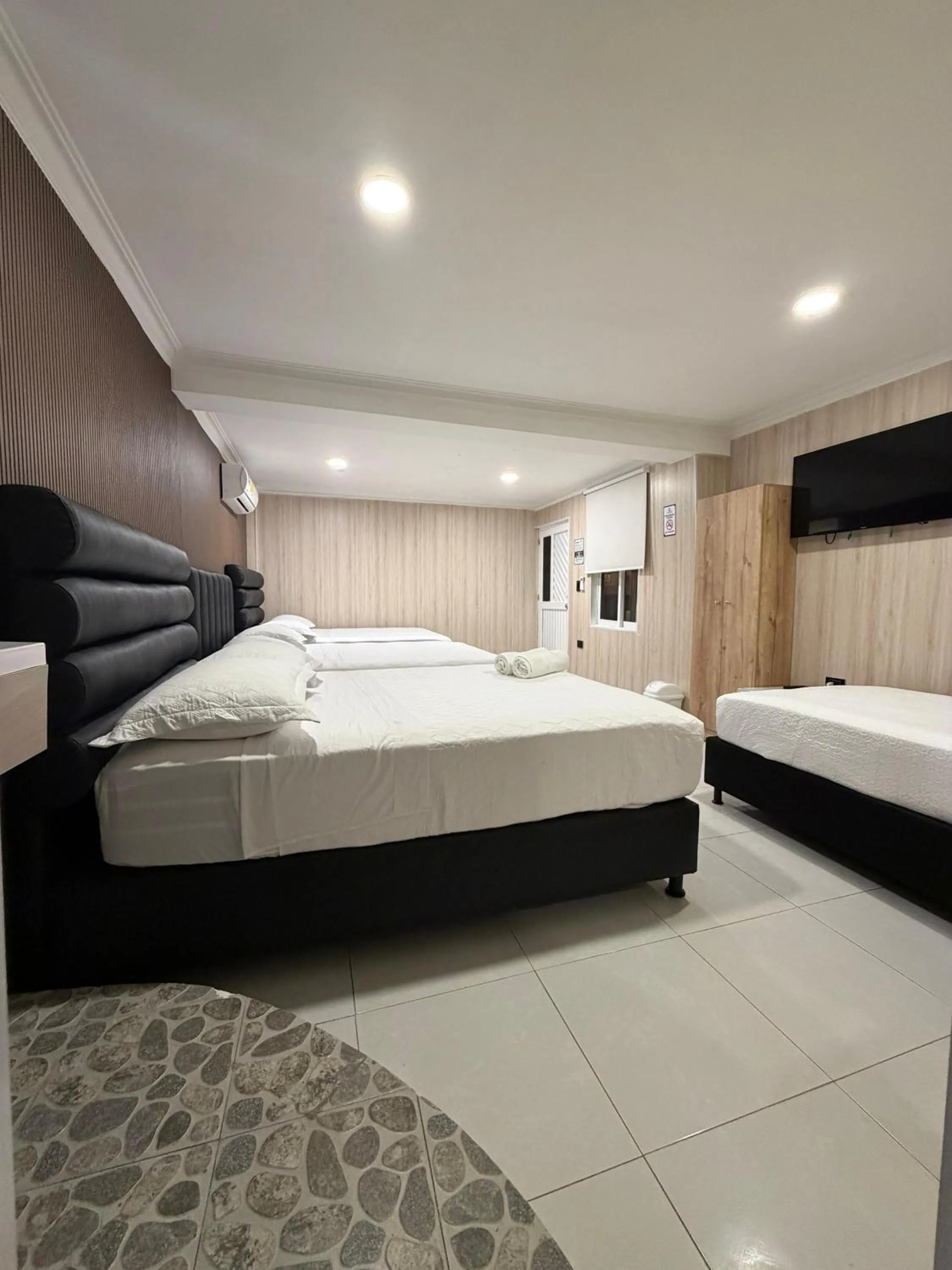 Photo of the whole room, Bed in Ivootel