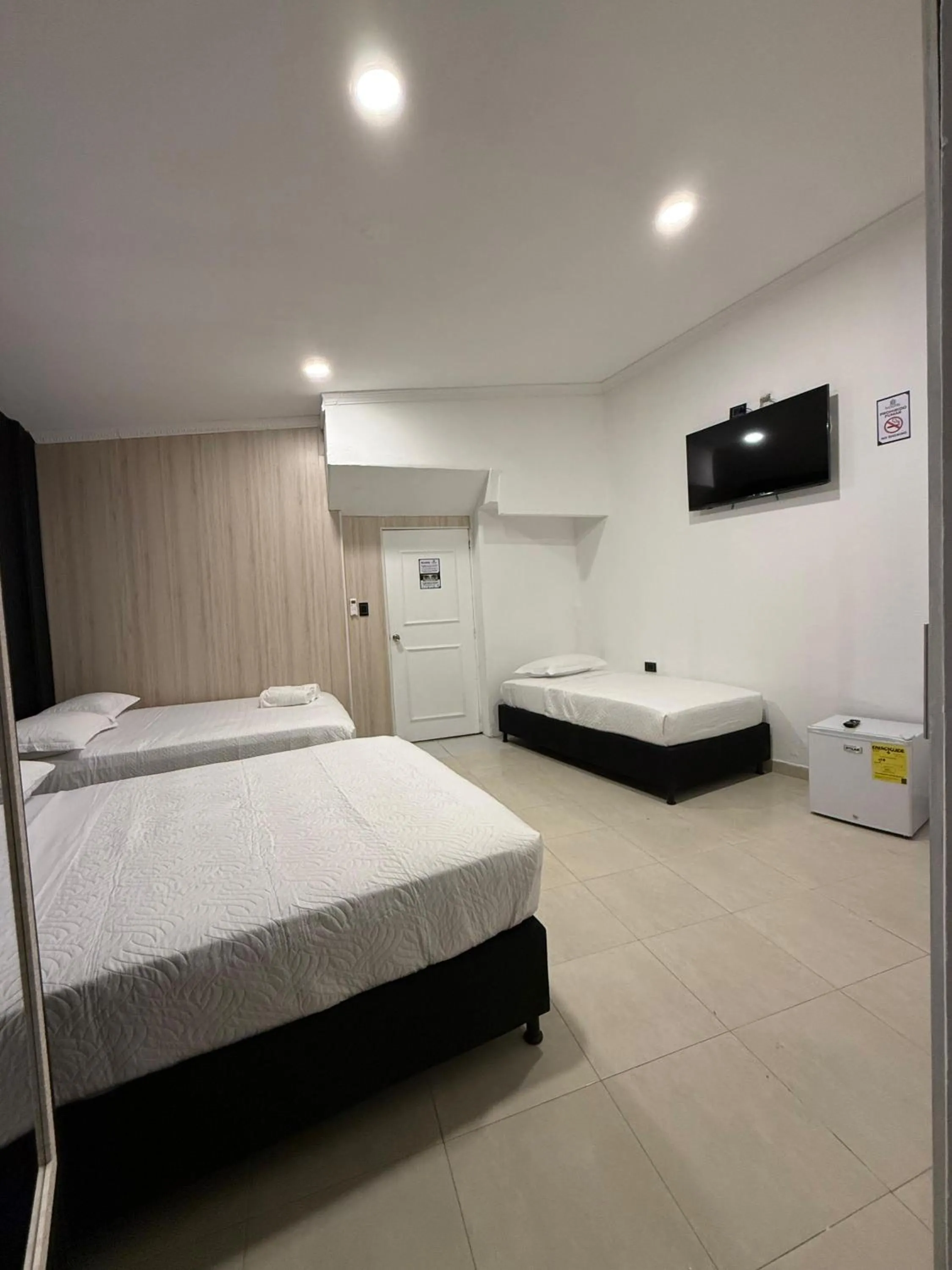 Photo of the whole room, Bed in Ivootel