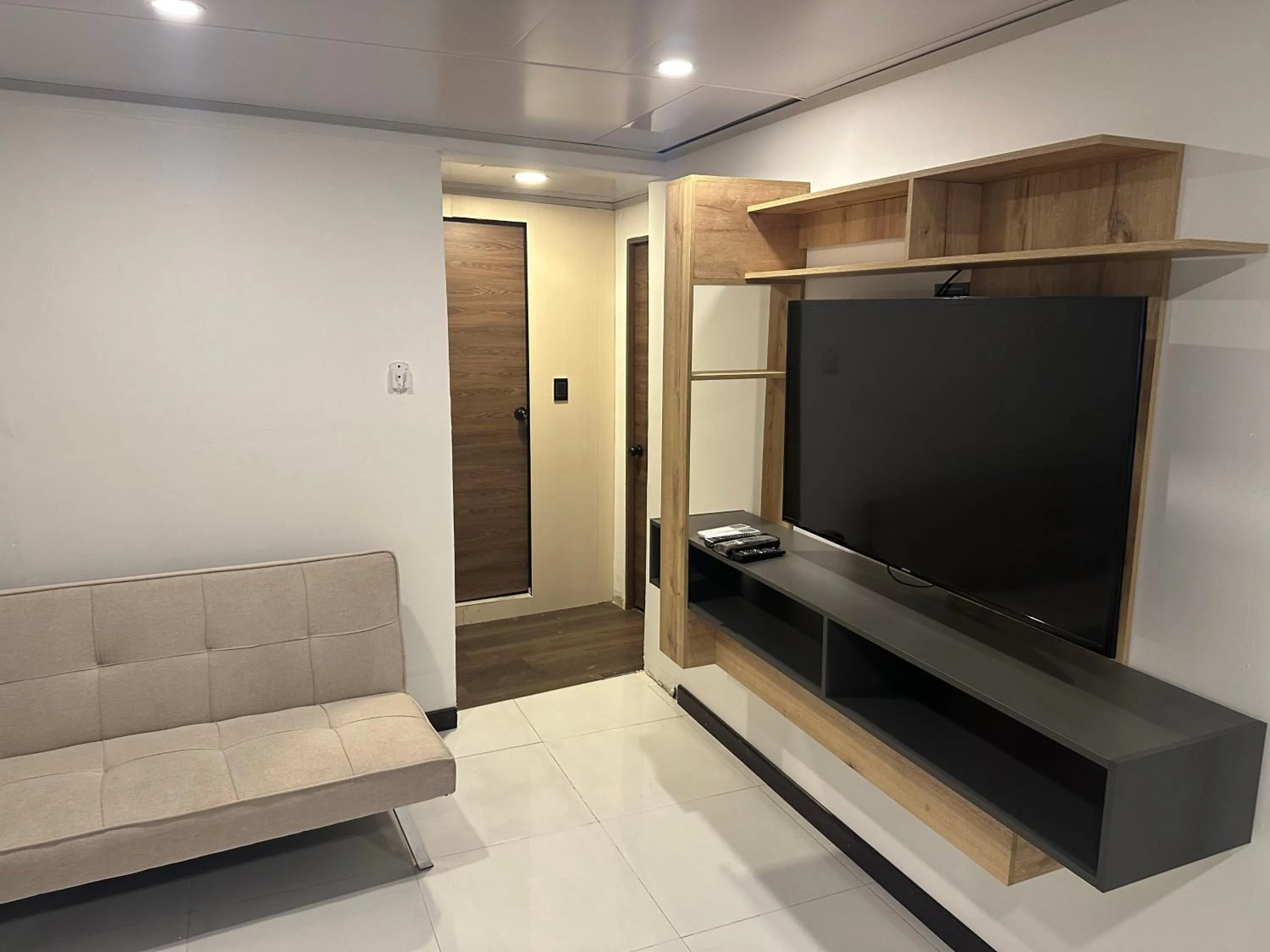 Communal lounge/ TV room in Ivootel
