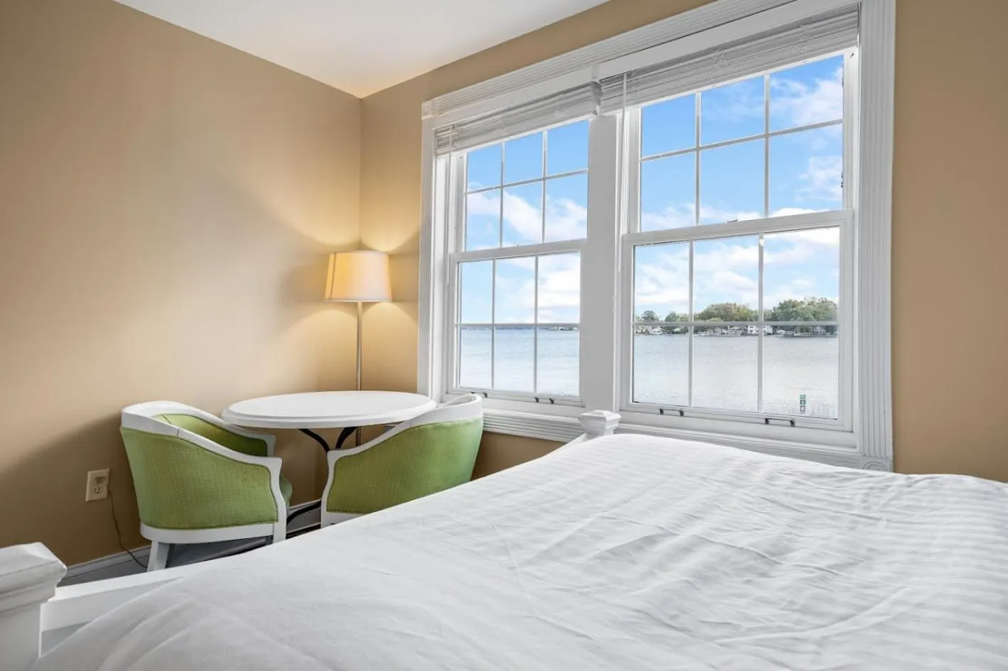 Lake view, Bed in Oakwood Resort