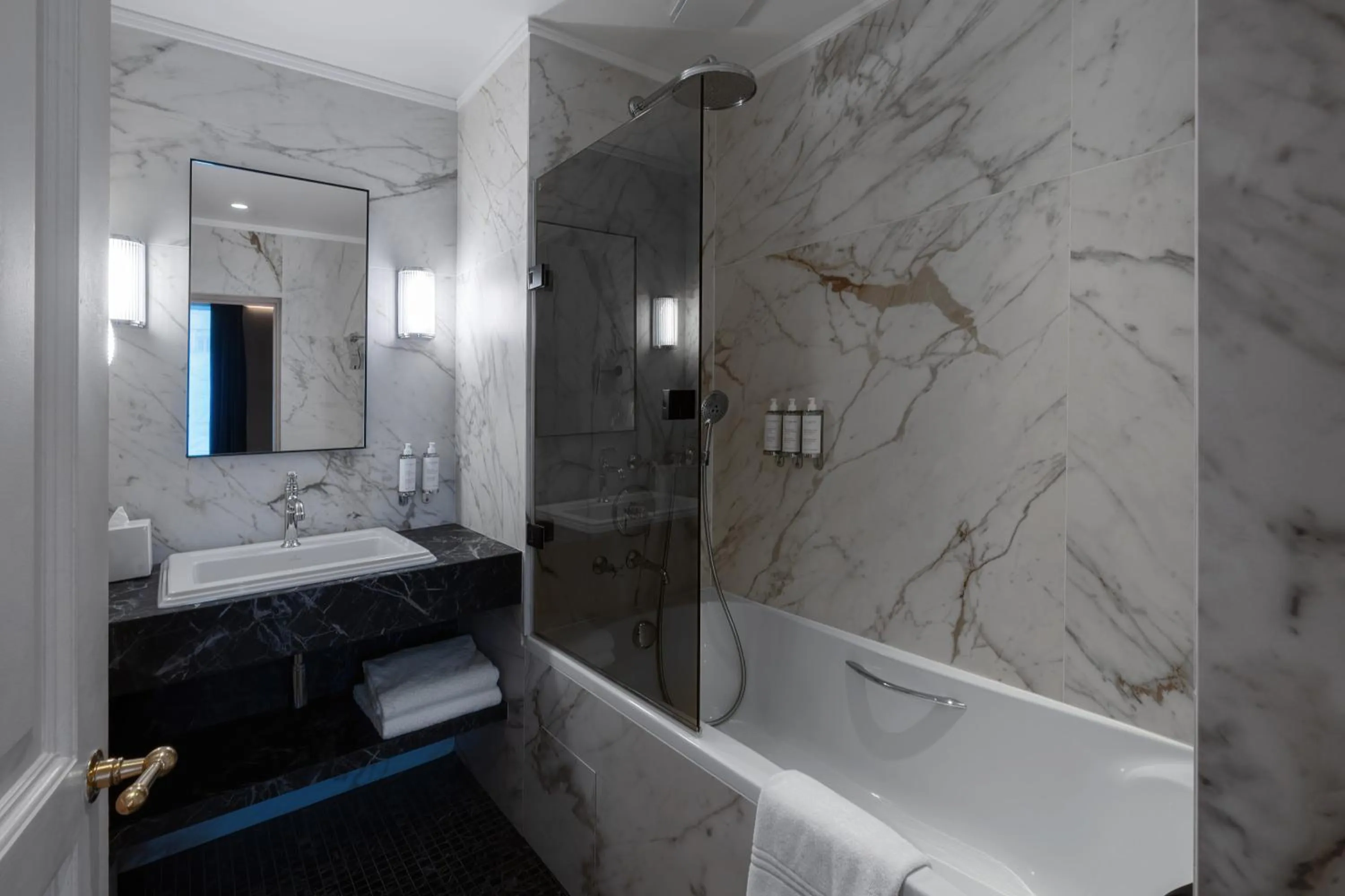 Bathroom in Le Stendhal - Vendôme