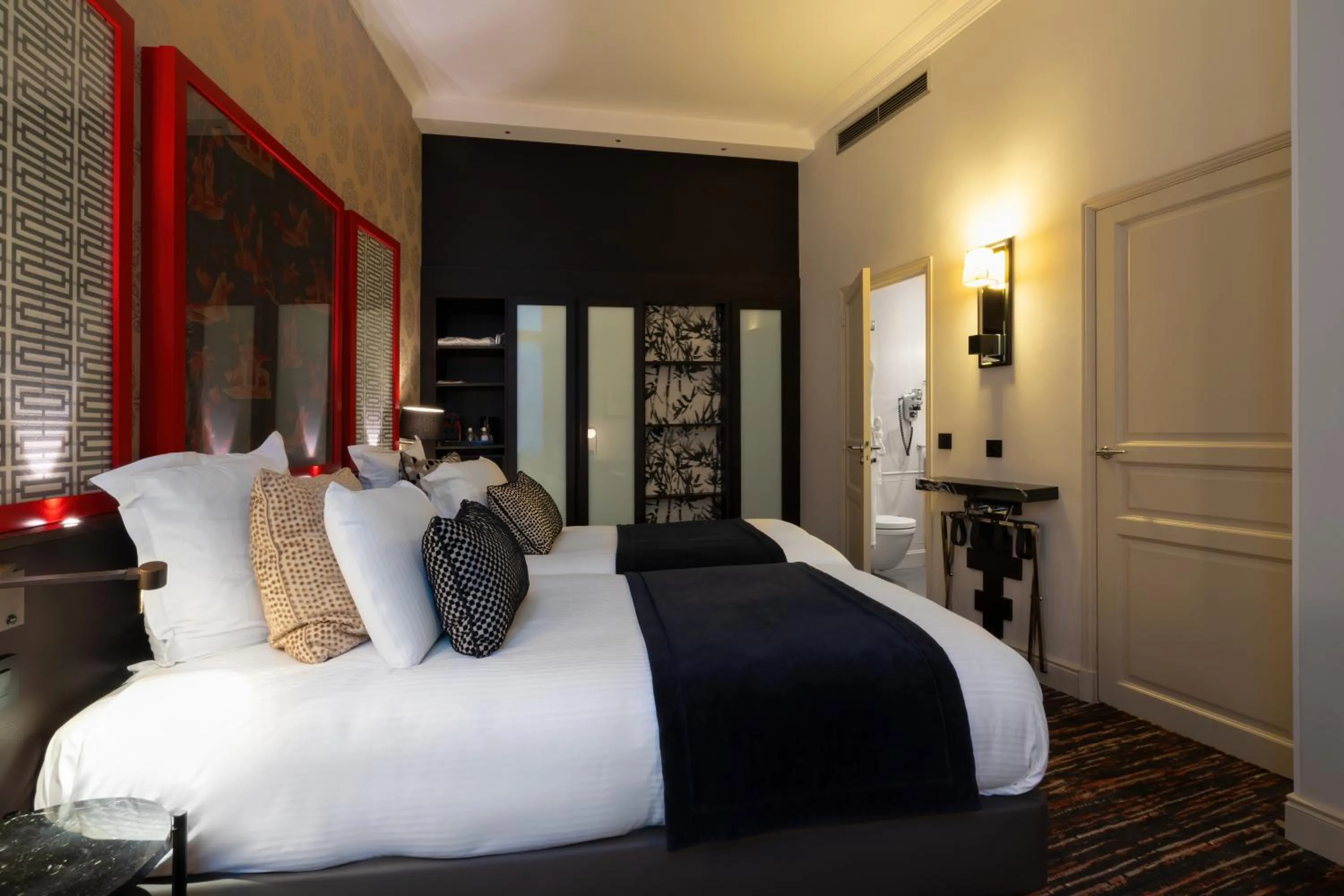 Photo of the whole room, Bed in Le Stendhal Place Vendôme Hotel Paris - MGallery Collection