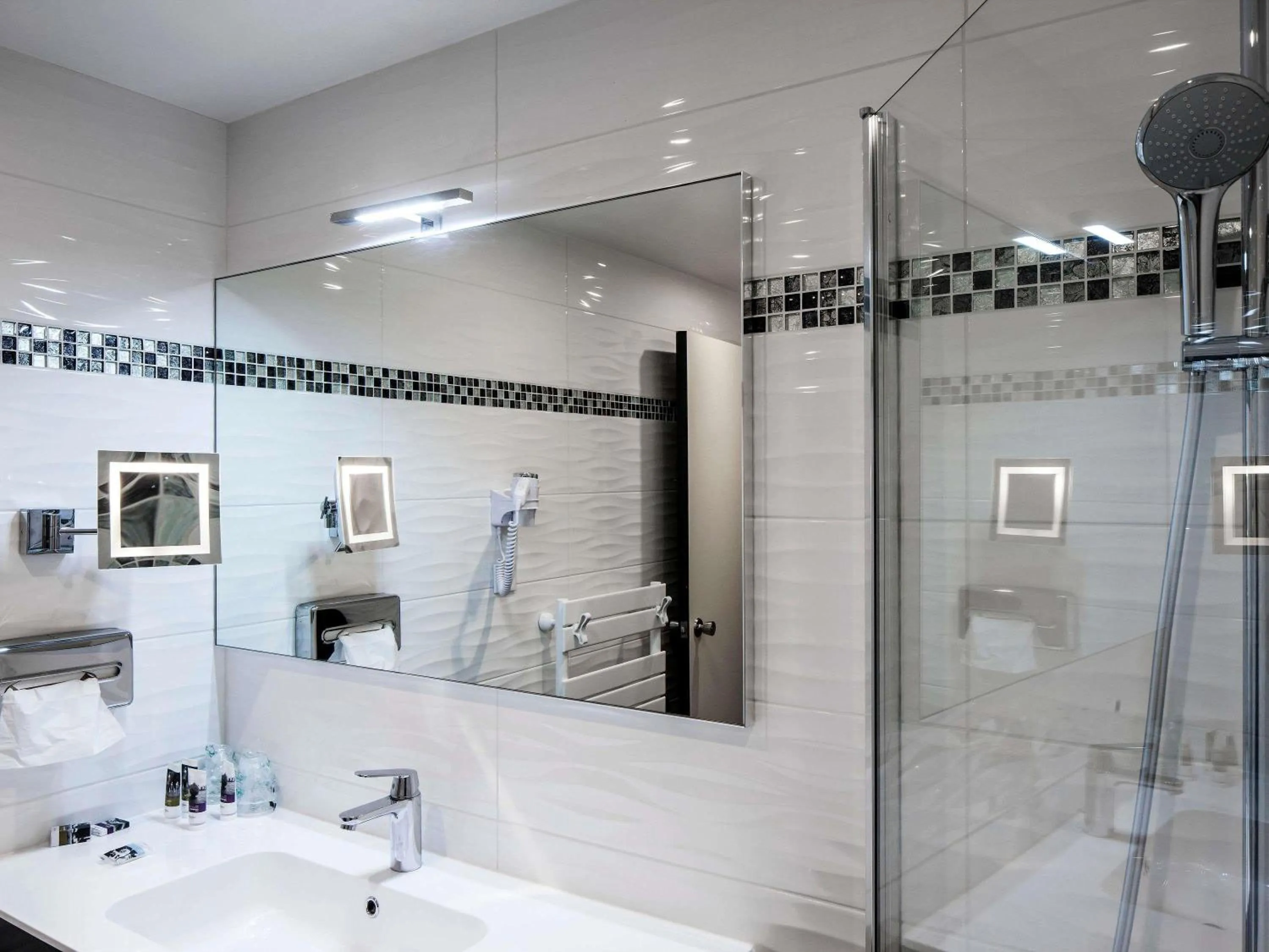 Bedroom in Mercure Mont Saint Michel