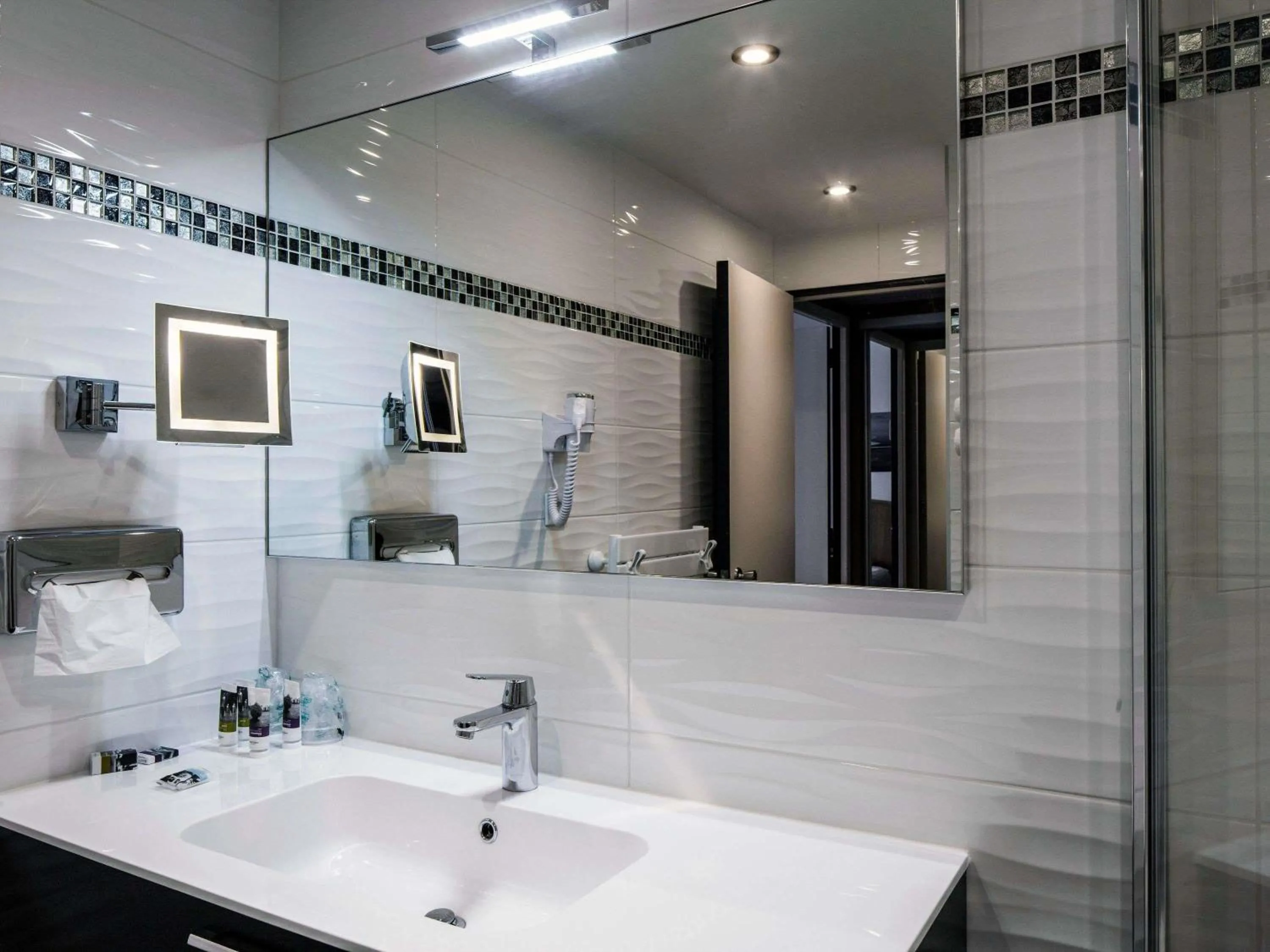 Bedroom in Mercure Mont Saint Michel