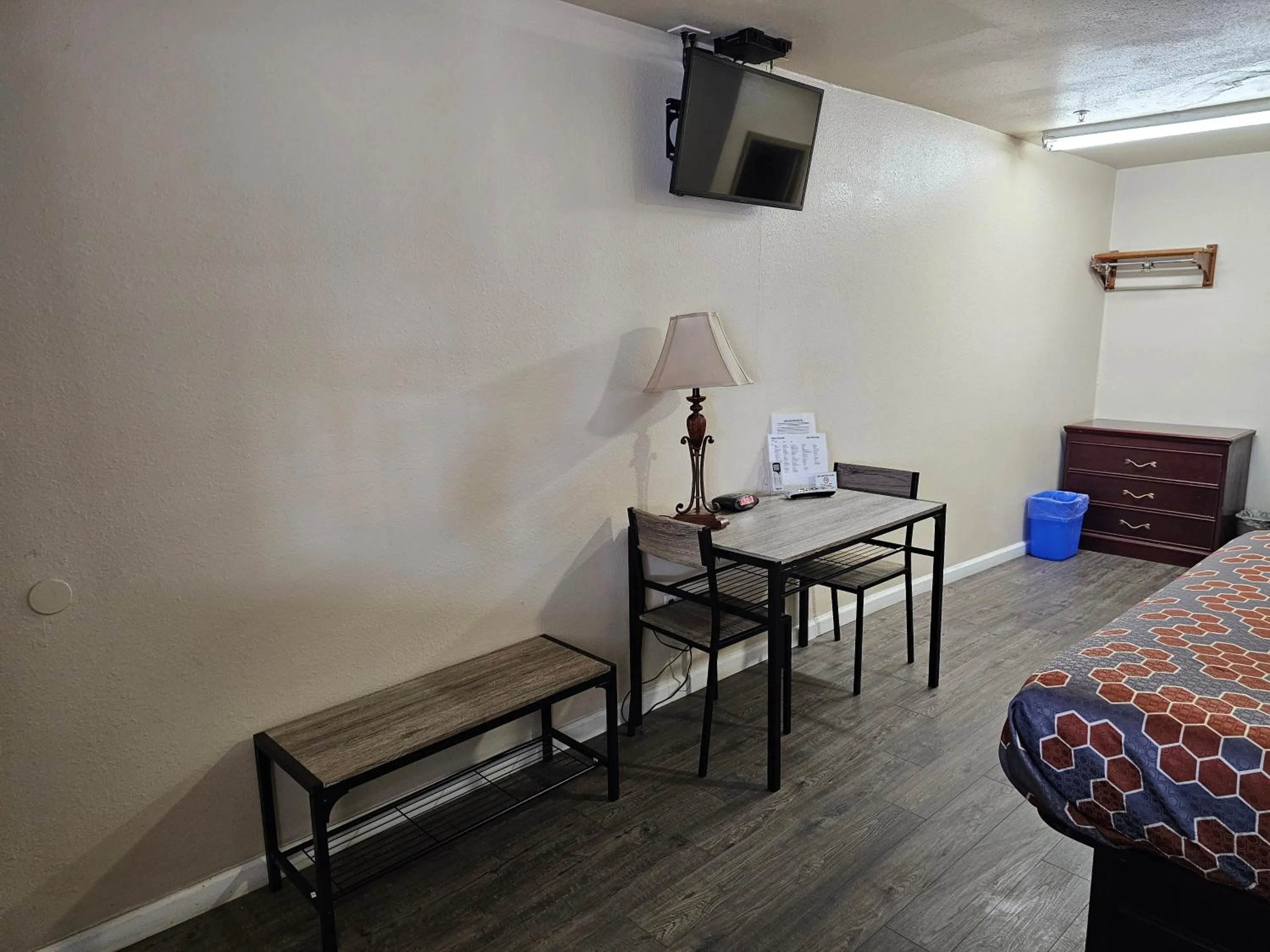 Bedroom, Bed in California Suites Motel