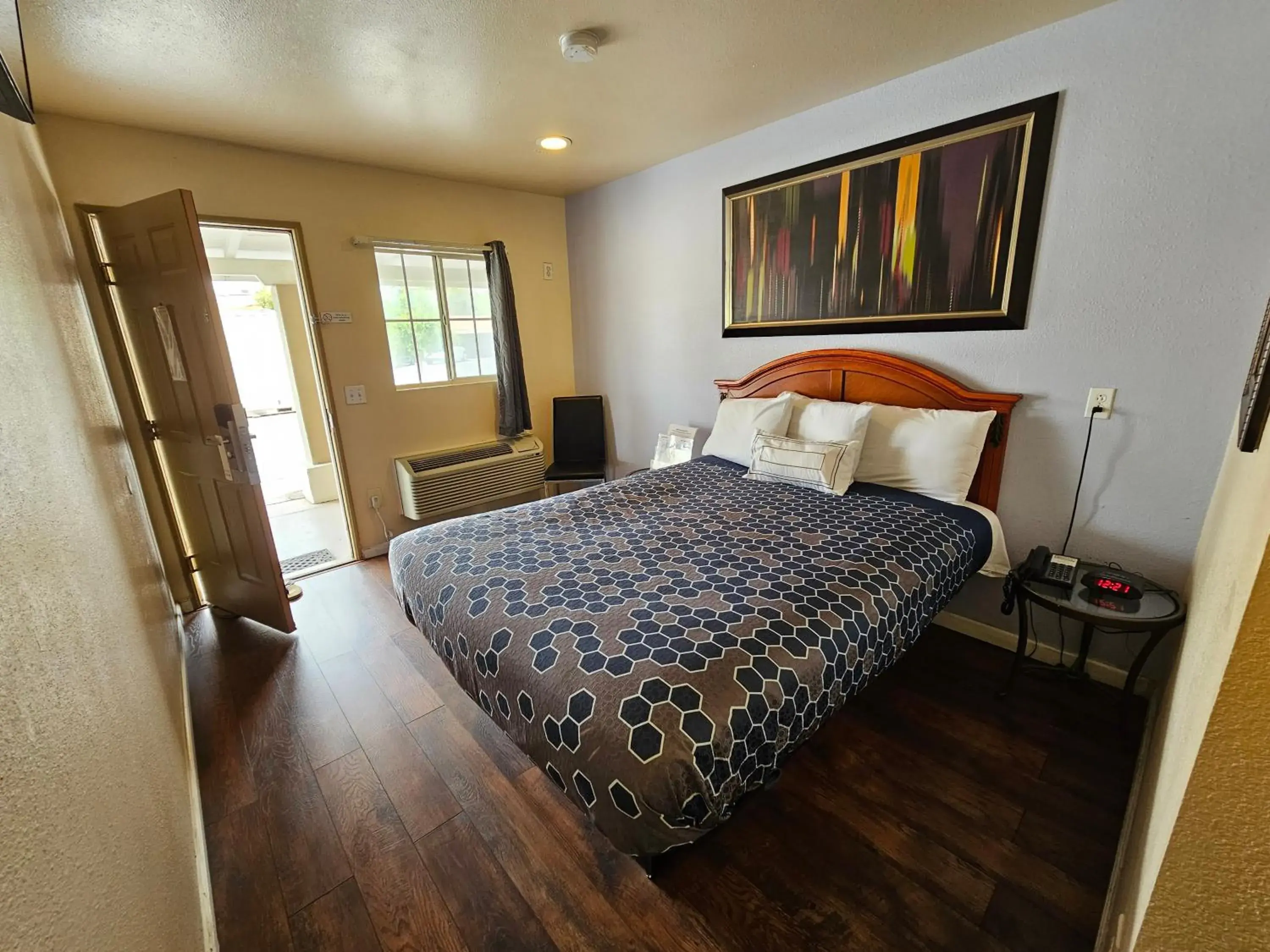 Bedroom, Bed in California Suites Motel Bedroom, Bed in California Suites Motel