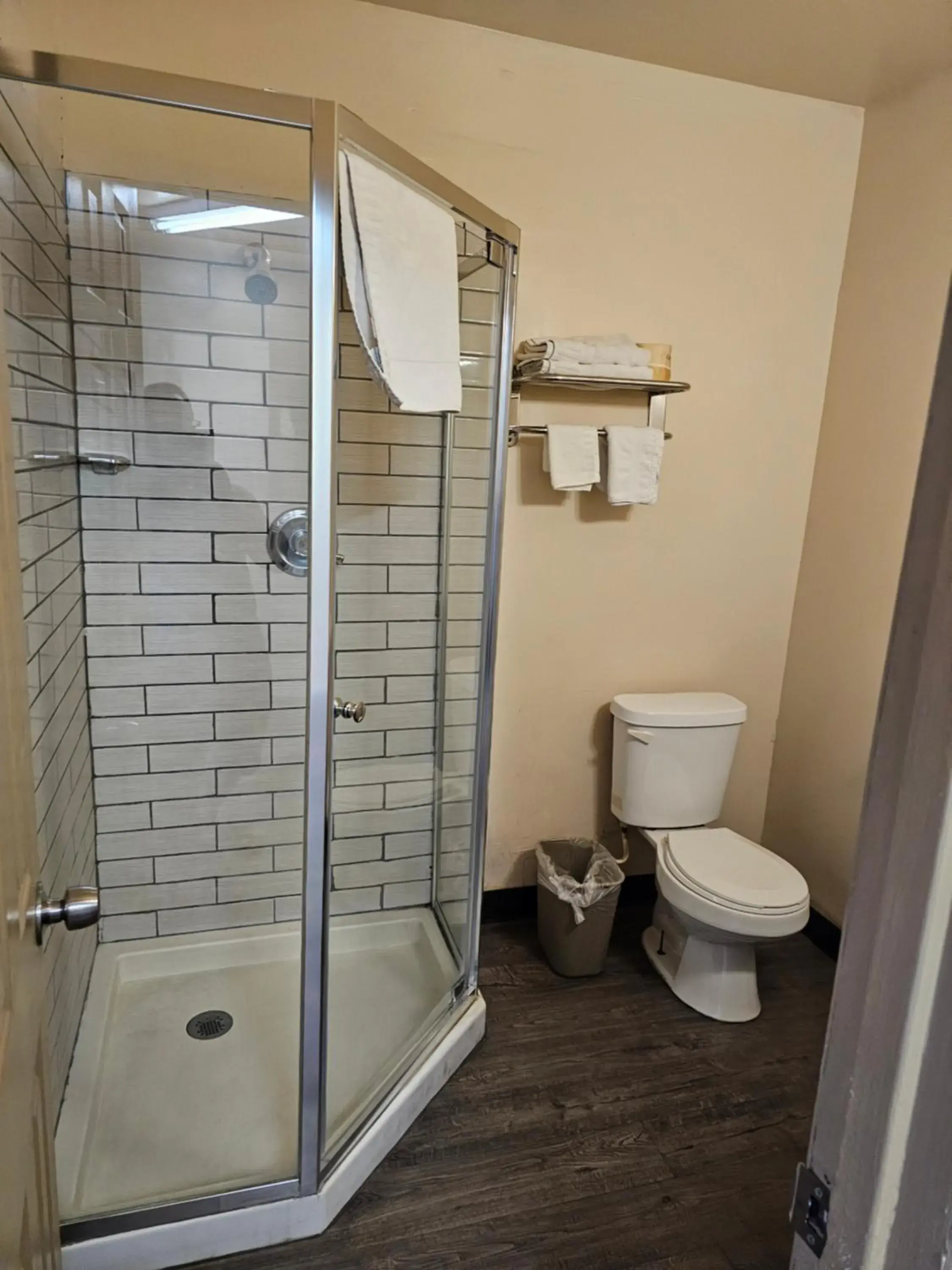 Shower in California Suites Motel Shower in California Suites Motel