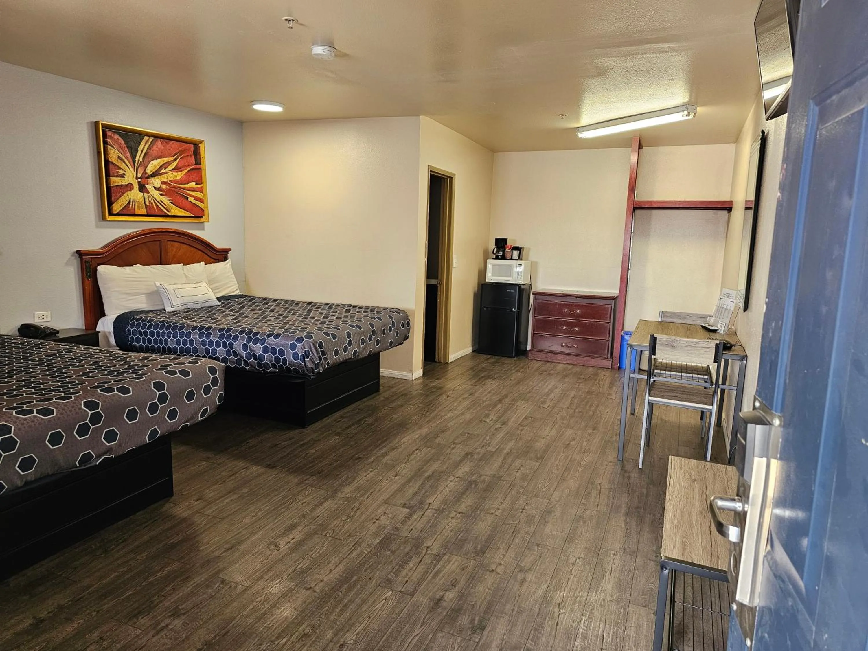 Bedroom, Bed in California Suites Motel