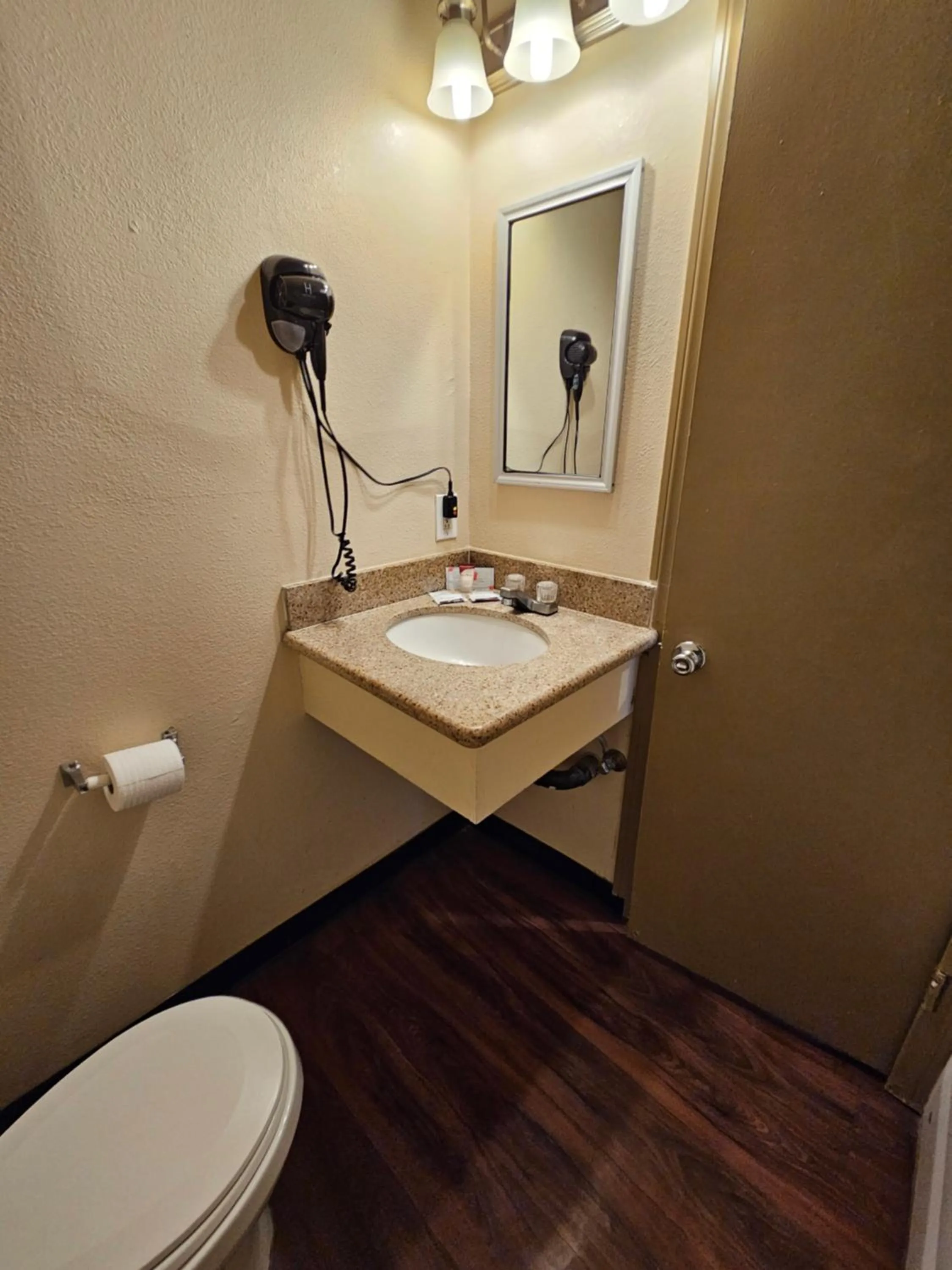 Bathroom in California Suites Motel