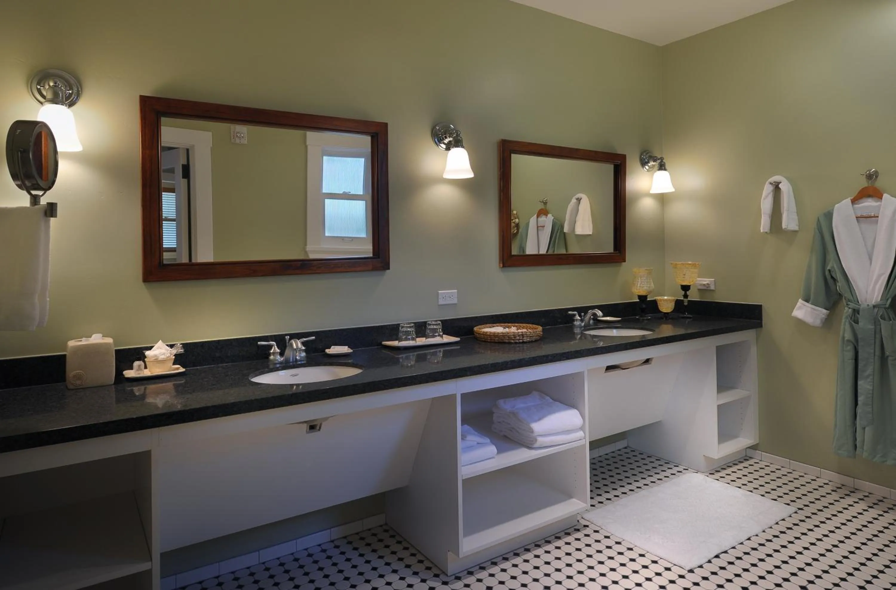 Bathroom in 1906 Lodge