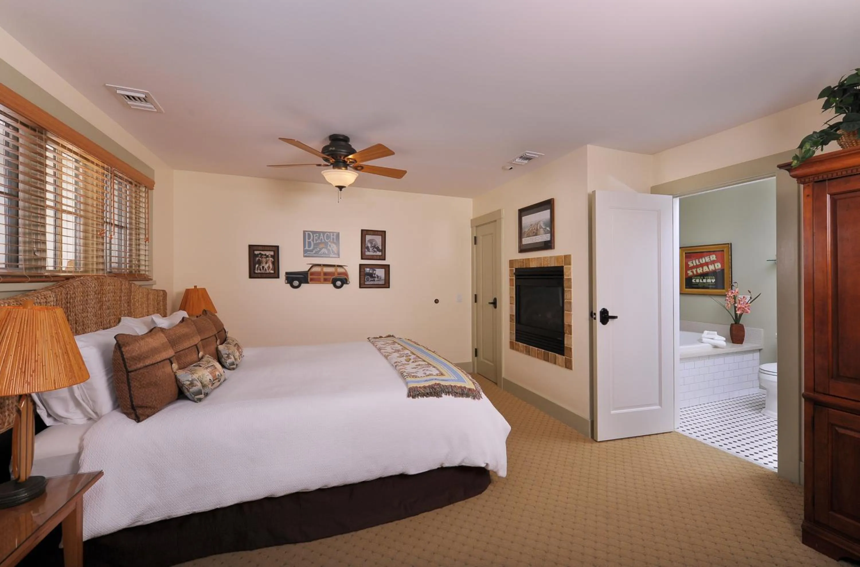 Bedroom, Bed in 1906 Lodge