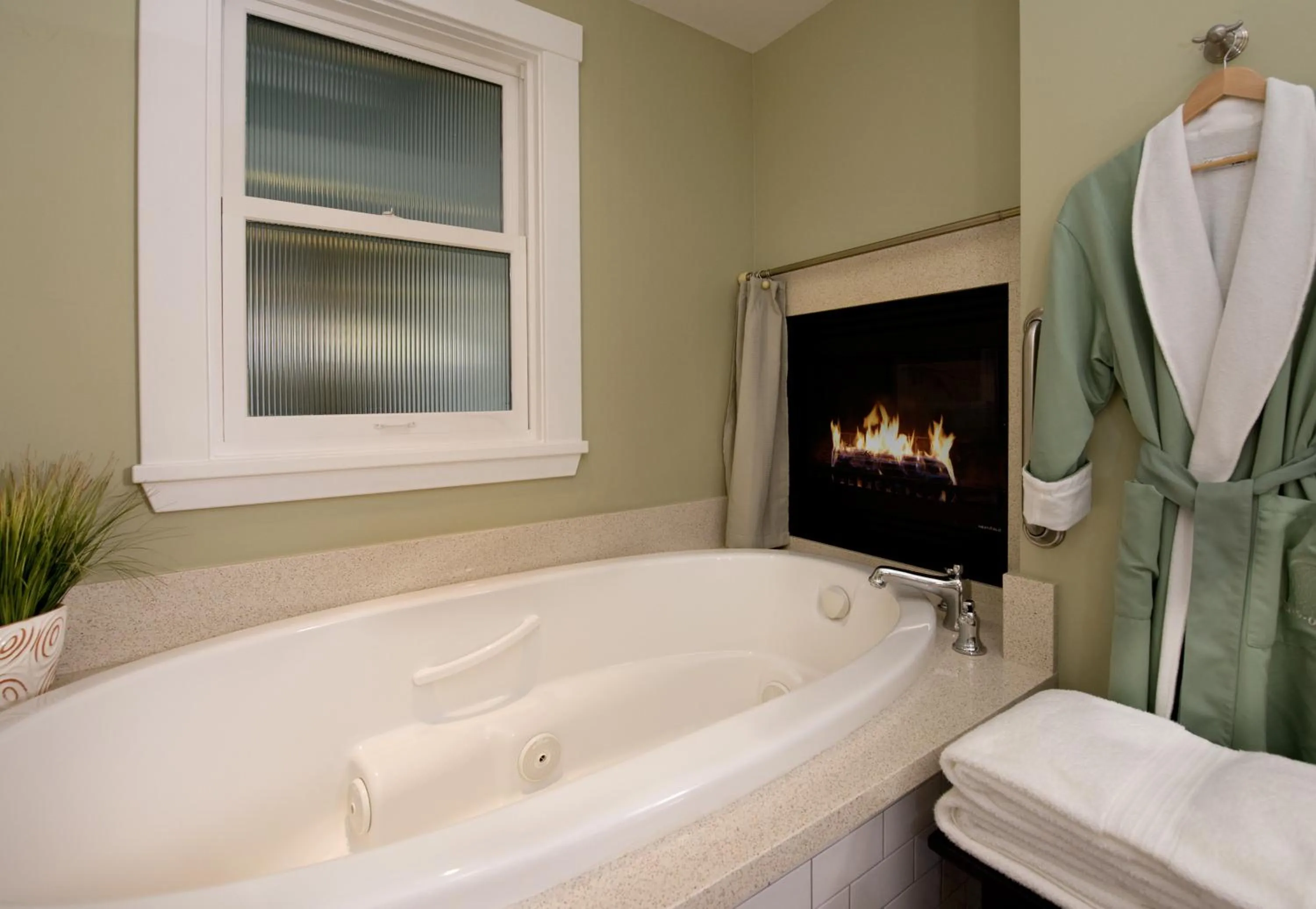 Hot Tub in 1906 Lodge