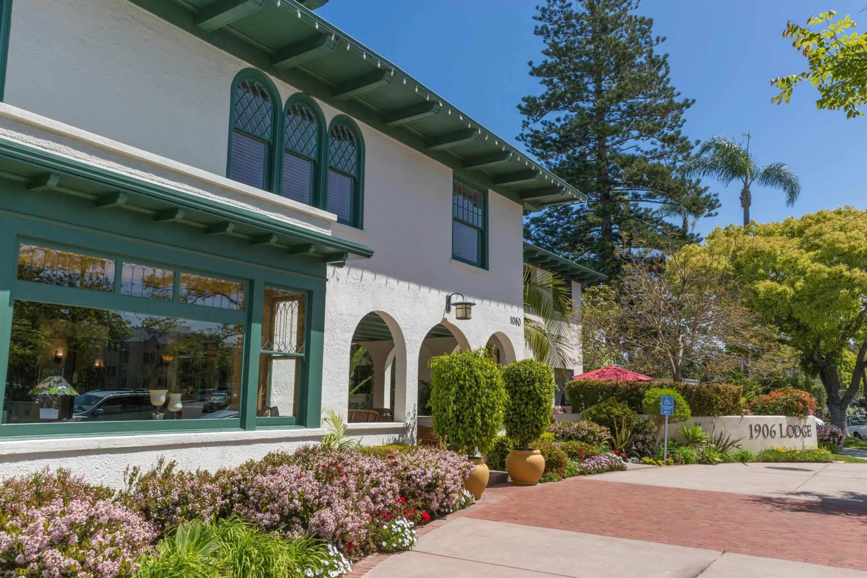 Facade/entrance in 1906 Lodge