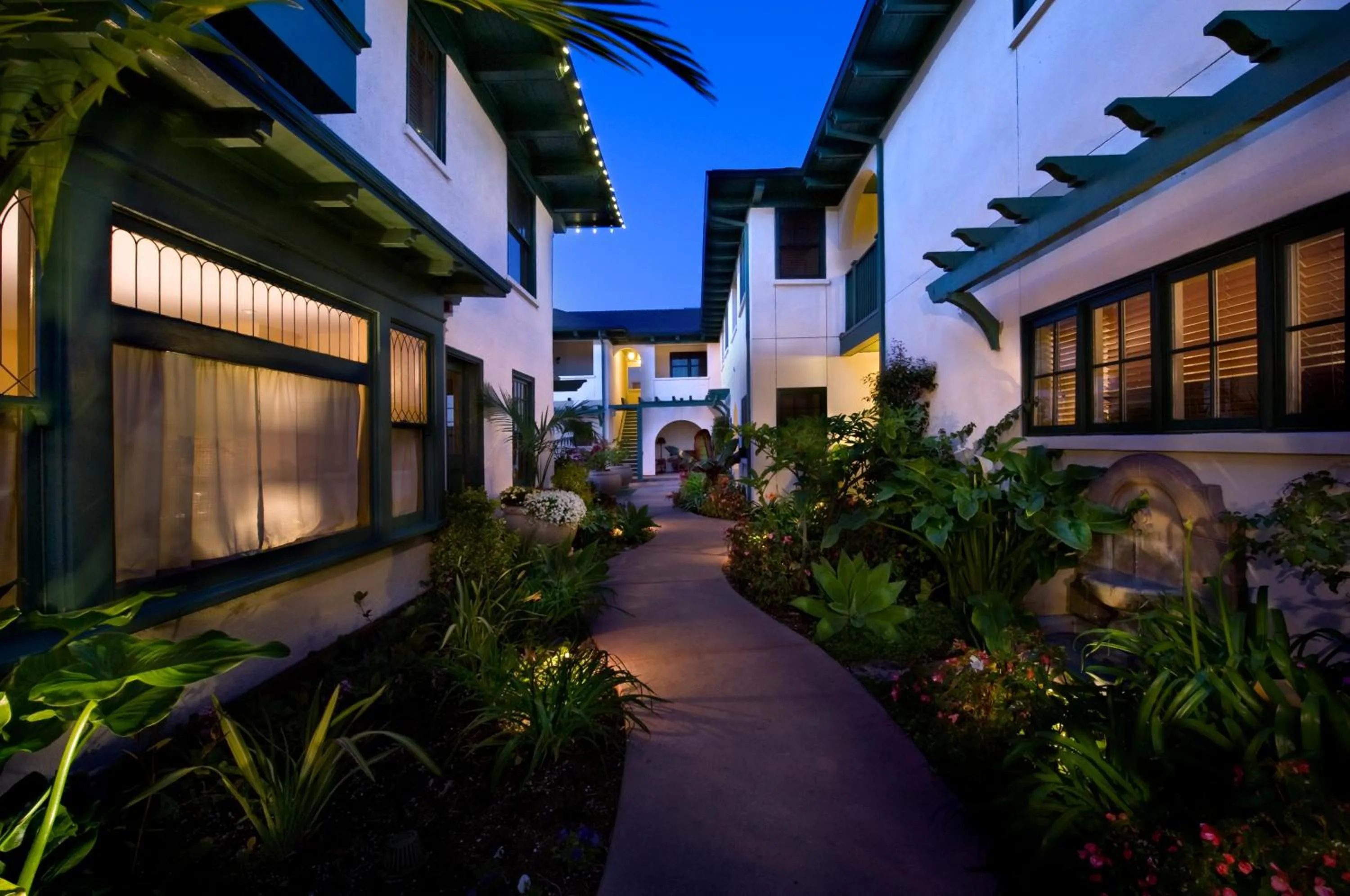 Facade/entrance in 1906 Lodge