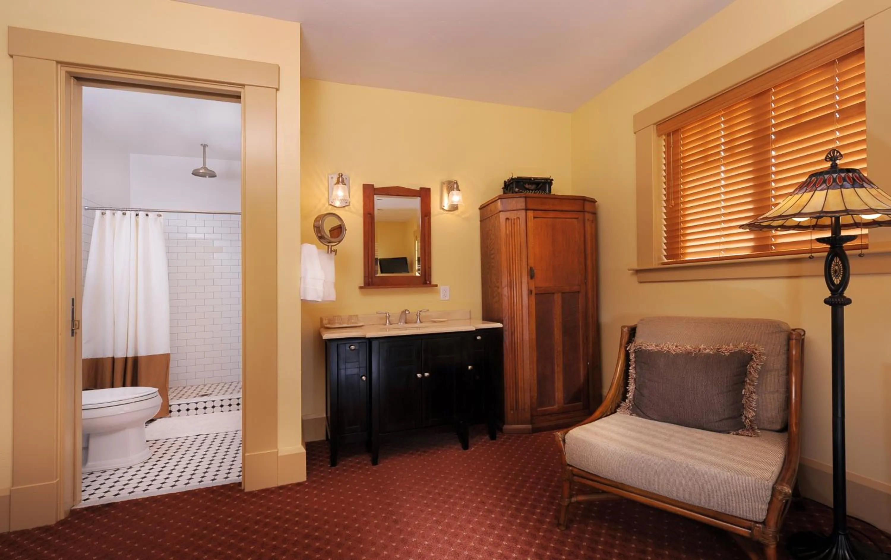 Bathroom, Bed in 1906 Lodge