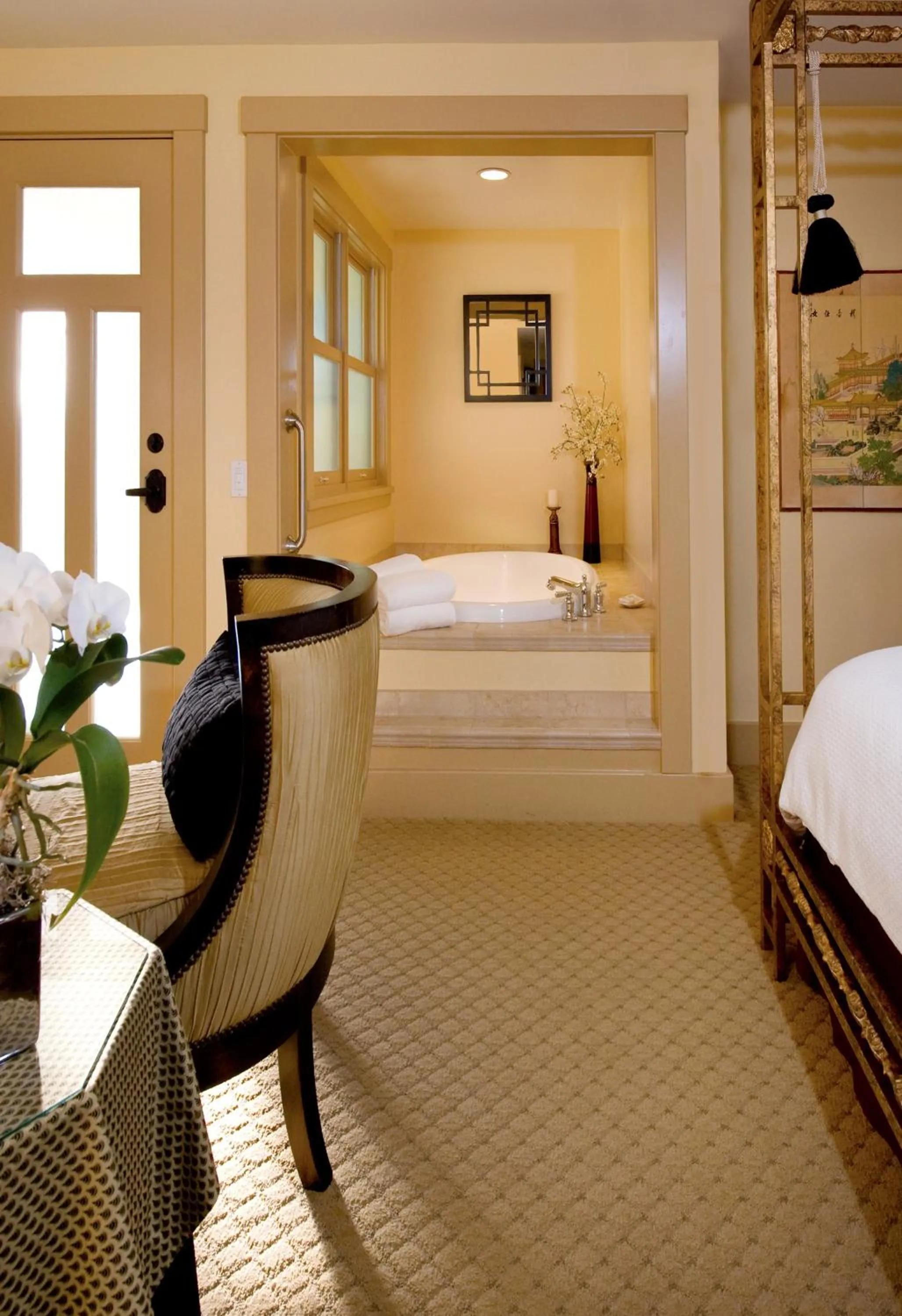 Hot Tub, Bed in 1906 Lodge