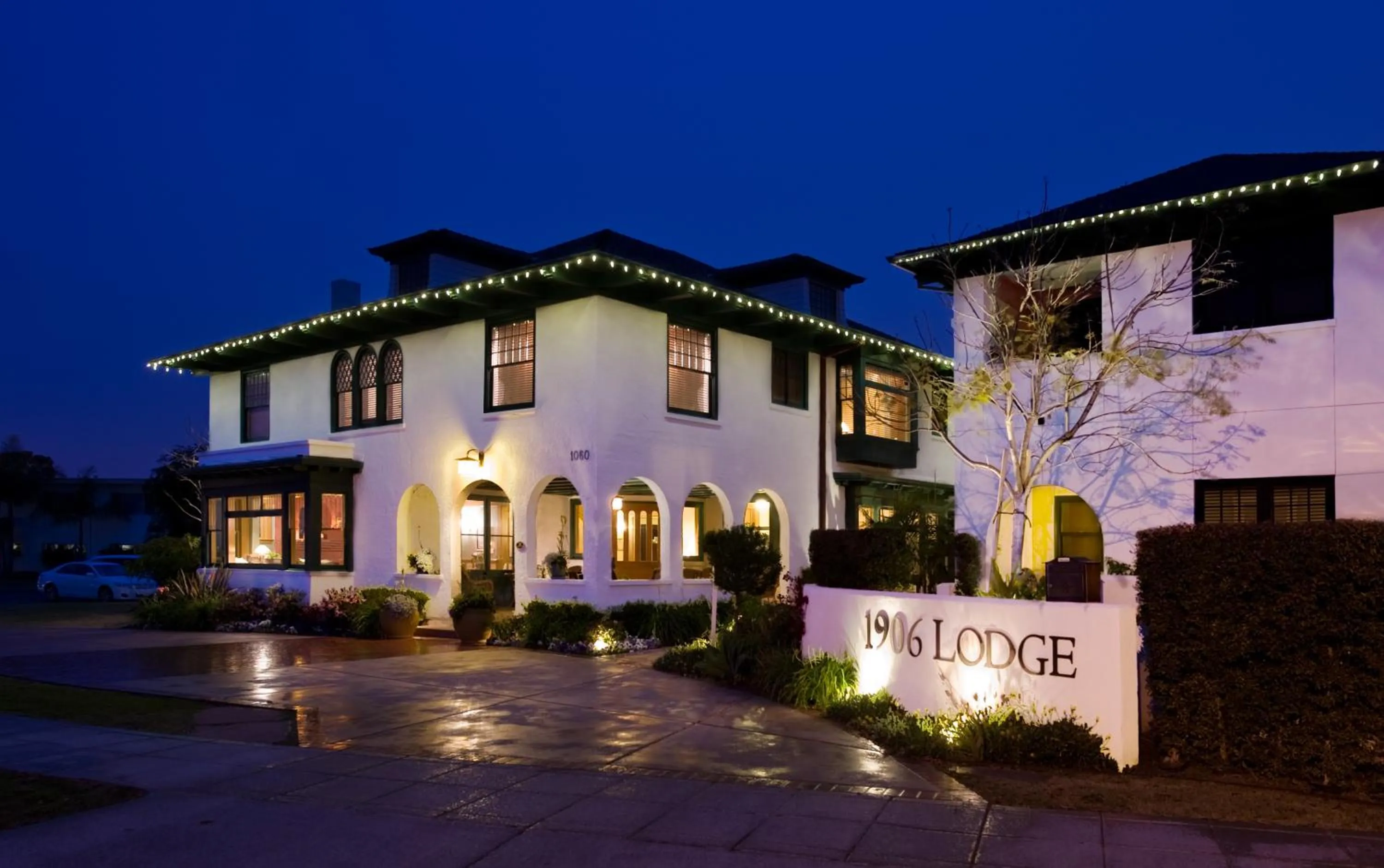 Facade/entrance in 1906 Lodge