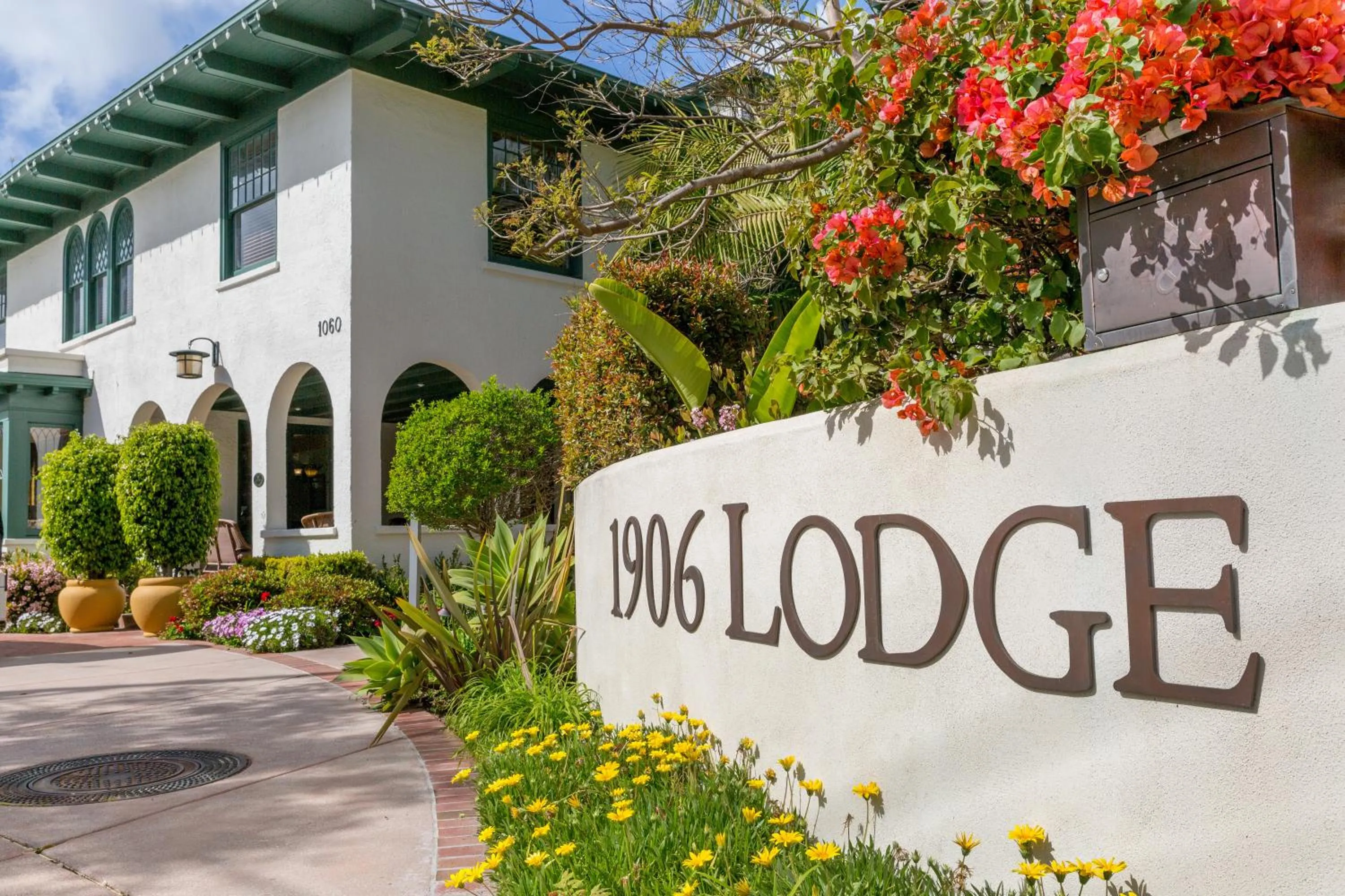 Facade/entrance in 1906 Lodge