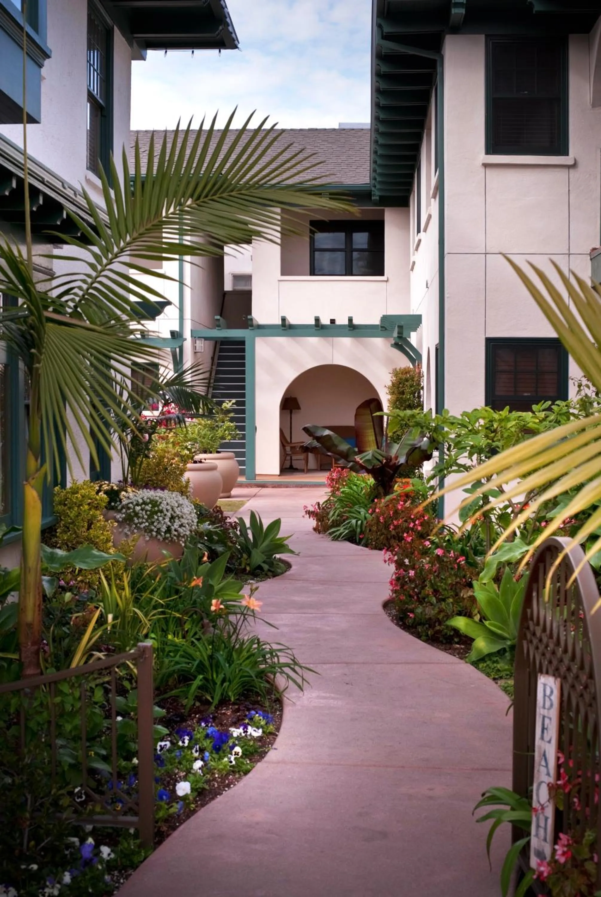 Facade/entrance in 1906 Lodge