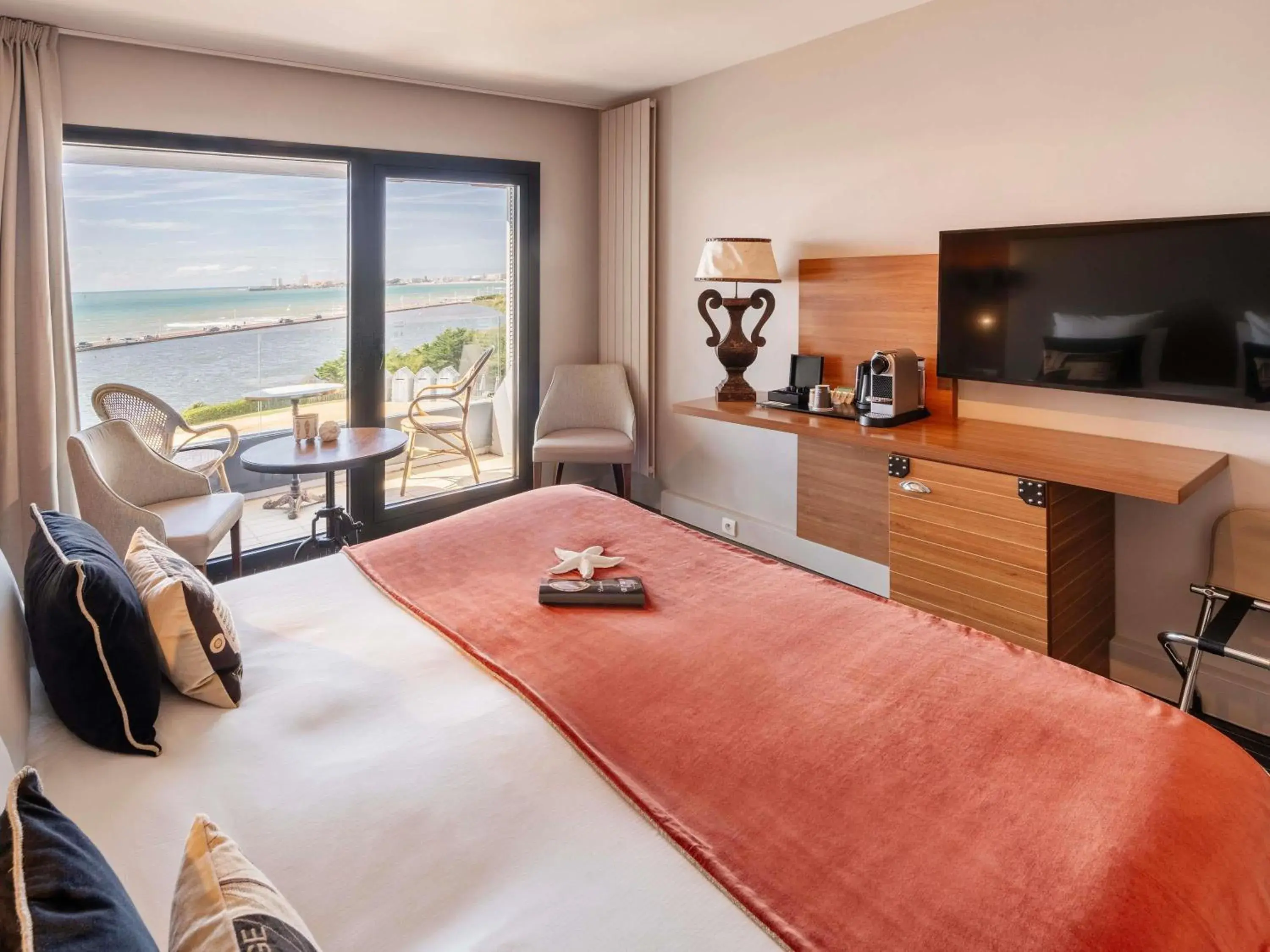 Bedroom, Bed in Côte Ouest Thalasso & Spa Les Sables d'Olonne - MGallery Collection Bedroom, Bed in Côte Ouest Thalasso & Spa Les Sables d'Olonne - MGallery Collection