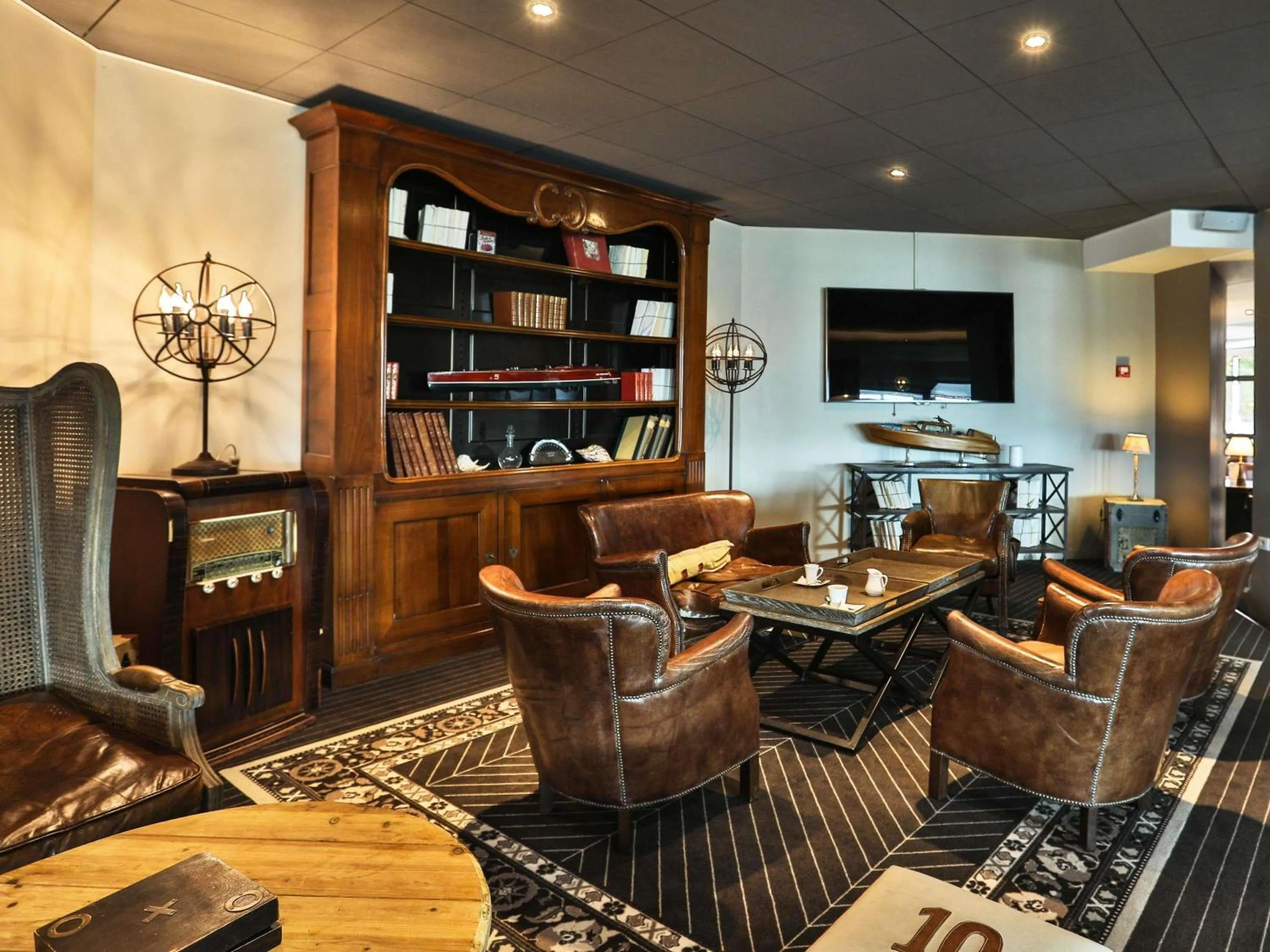 Lounge or bar in Côte Ouest Thalasso & Spa Les Sables d'Olonne - MGallery Collection