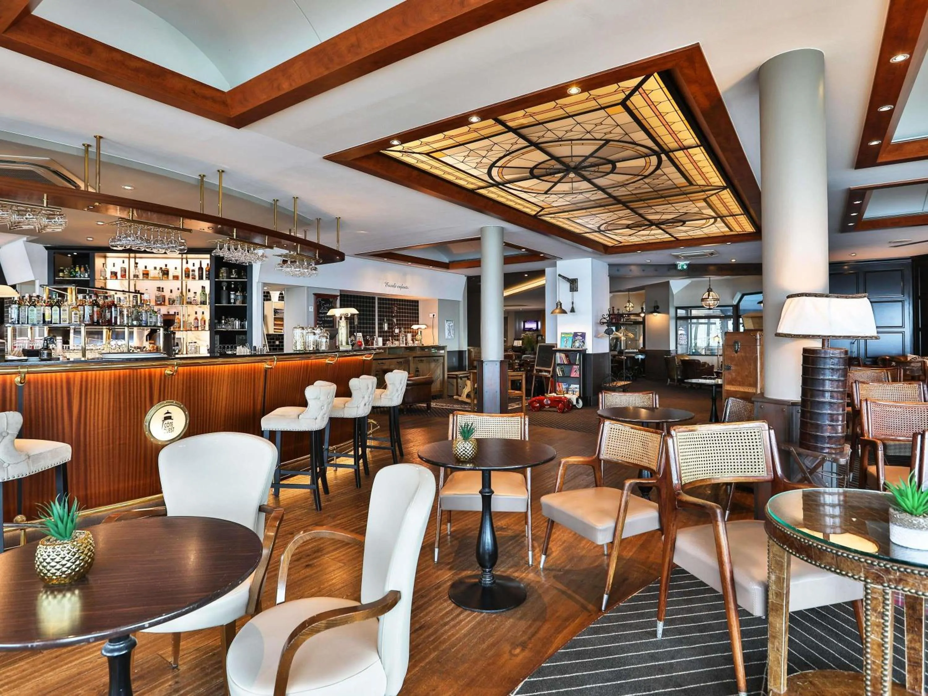 Lounge or bar in Côte Ouest Thalasso & Spa Les Sables d'Olonne - MGallery Collection