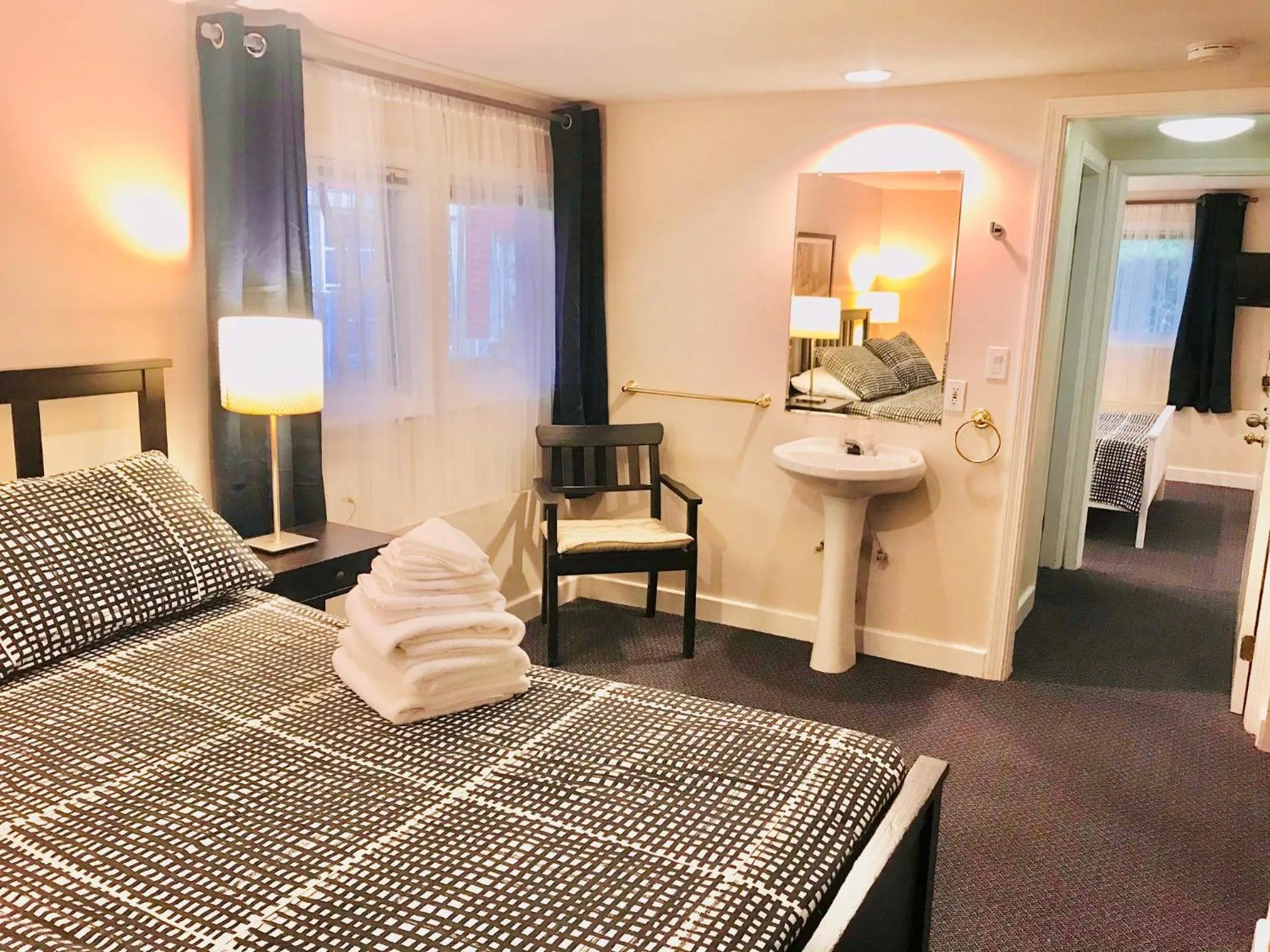 Bedroom, Bed in Cambie Lodge