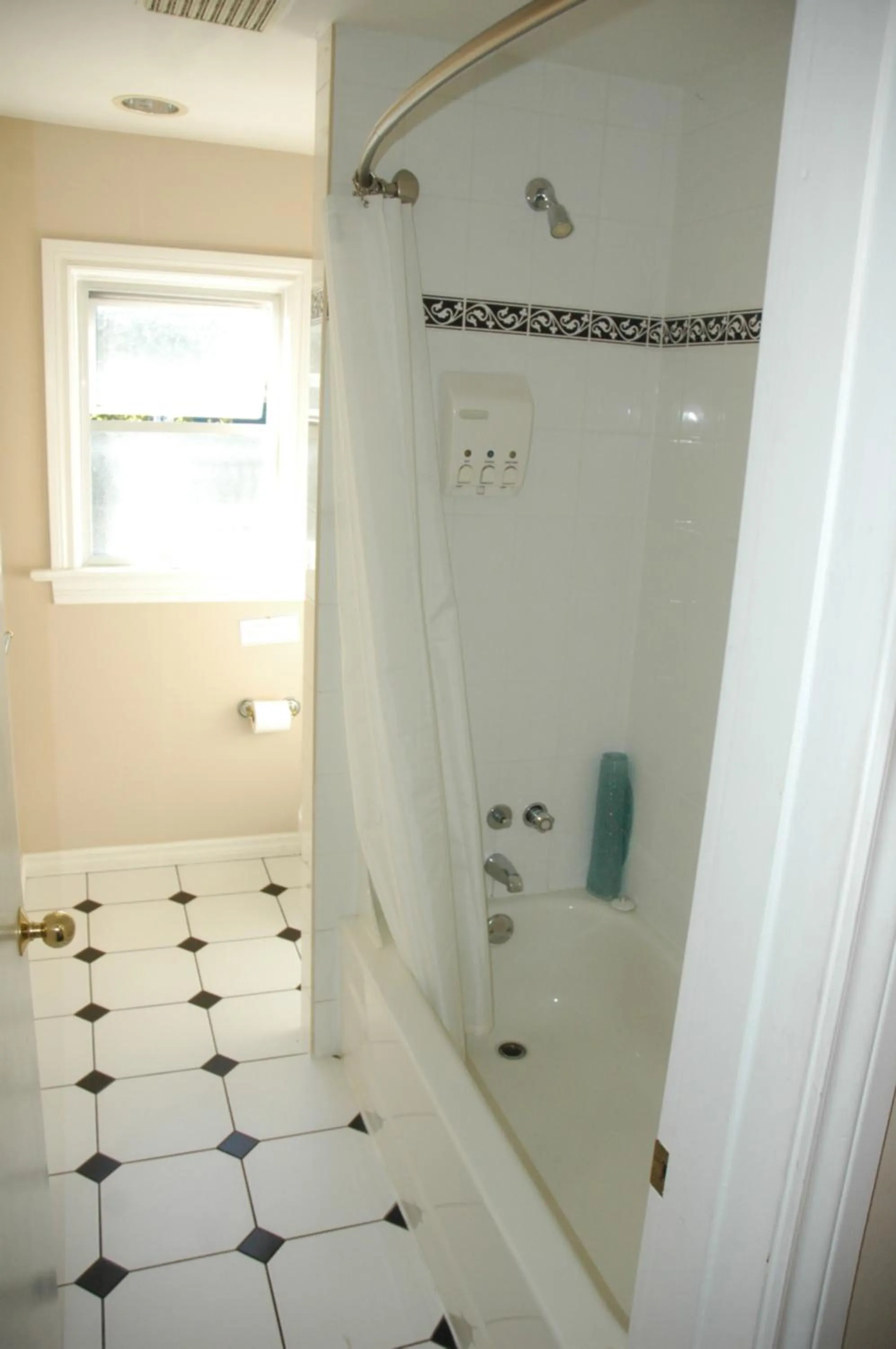 Bathroom in Cambie Lodge