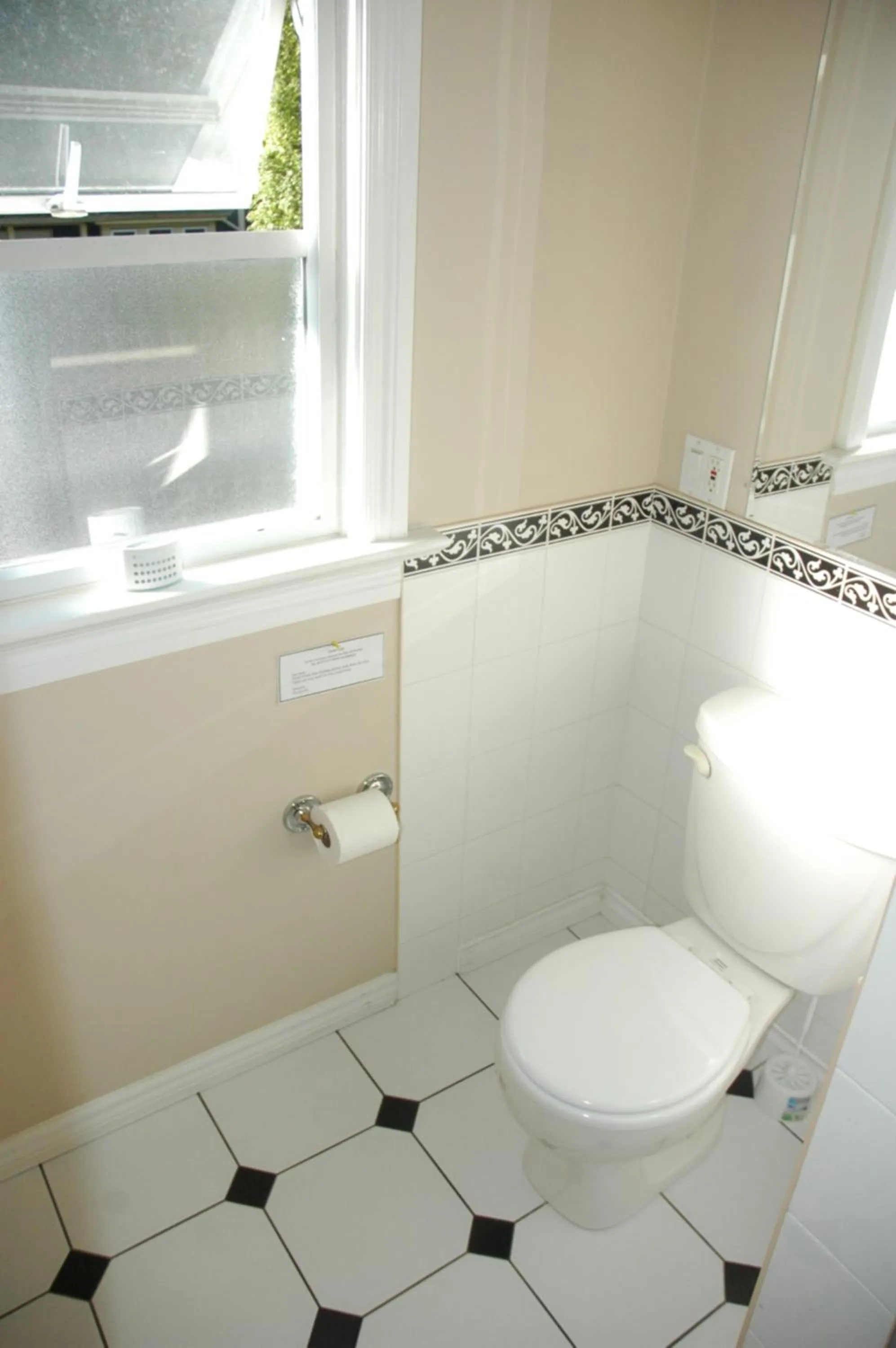 Toilet in Cambie Lodge