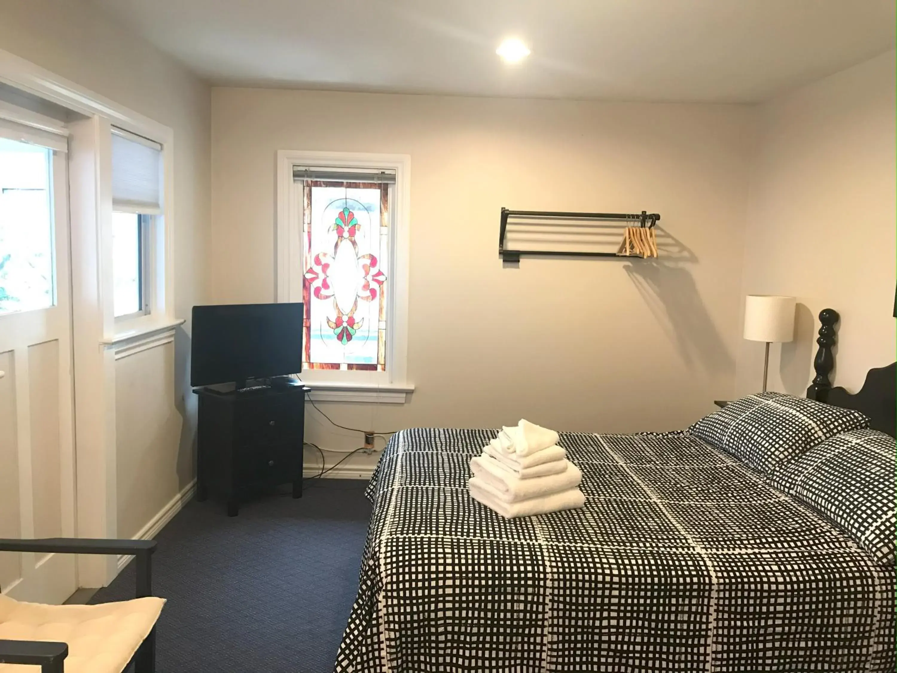 Queen Room with Balcony in Cambie Lodge Queen Room with Balcony in Cambie Lodge