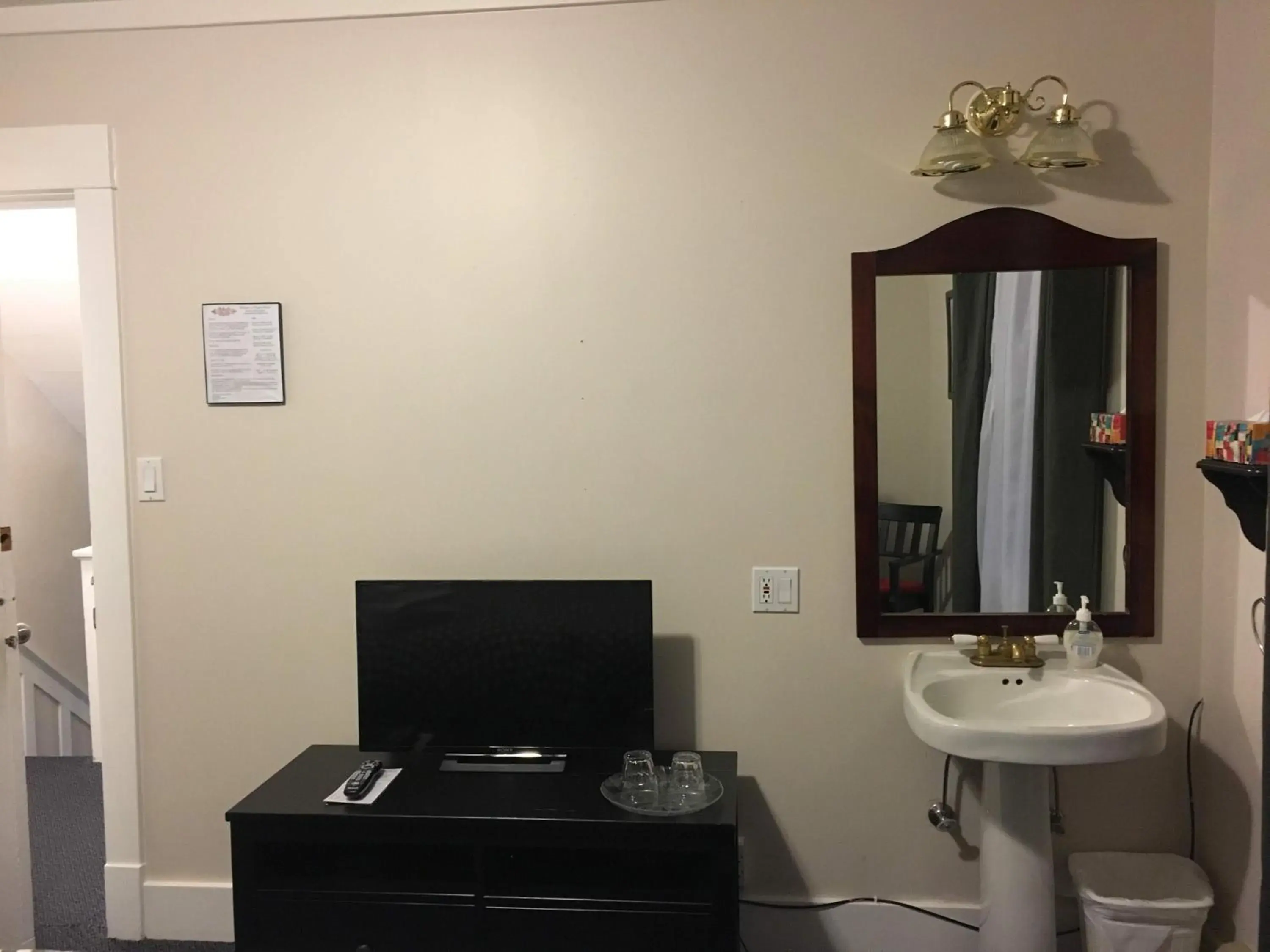 Queen Room with Shared Bathroom in Douglas Guest House Queen Room with Shared Bathroom in Douglas Guest House