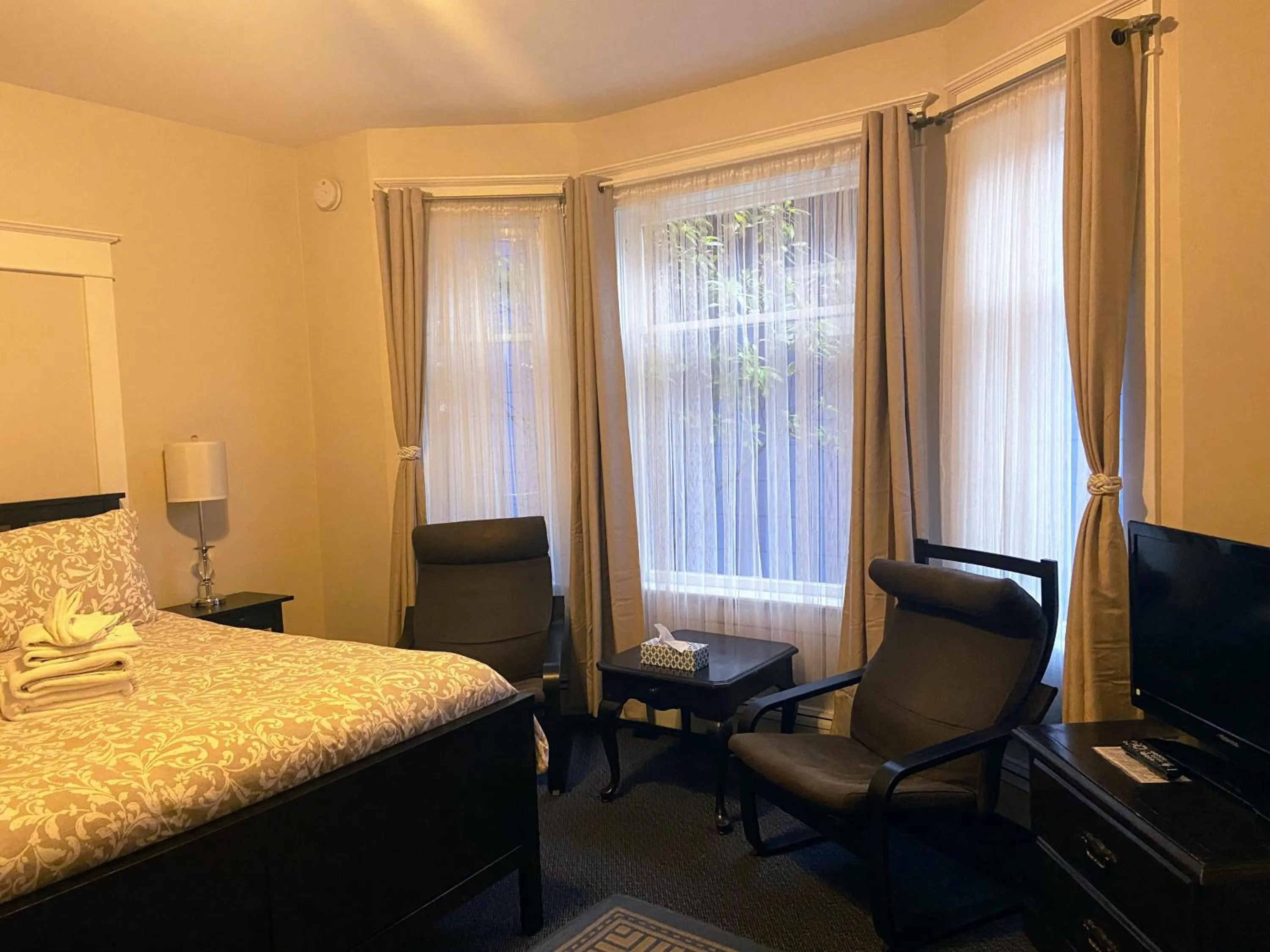 Bedroom, Bed in Douglas Guest House