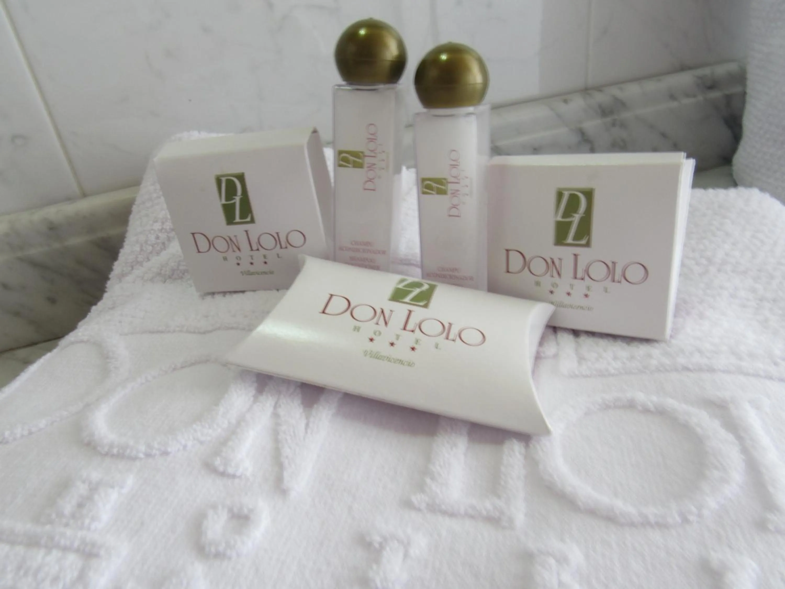 Bathroom, Bed in Hotel Don Lolo