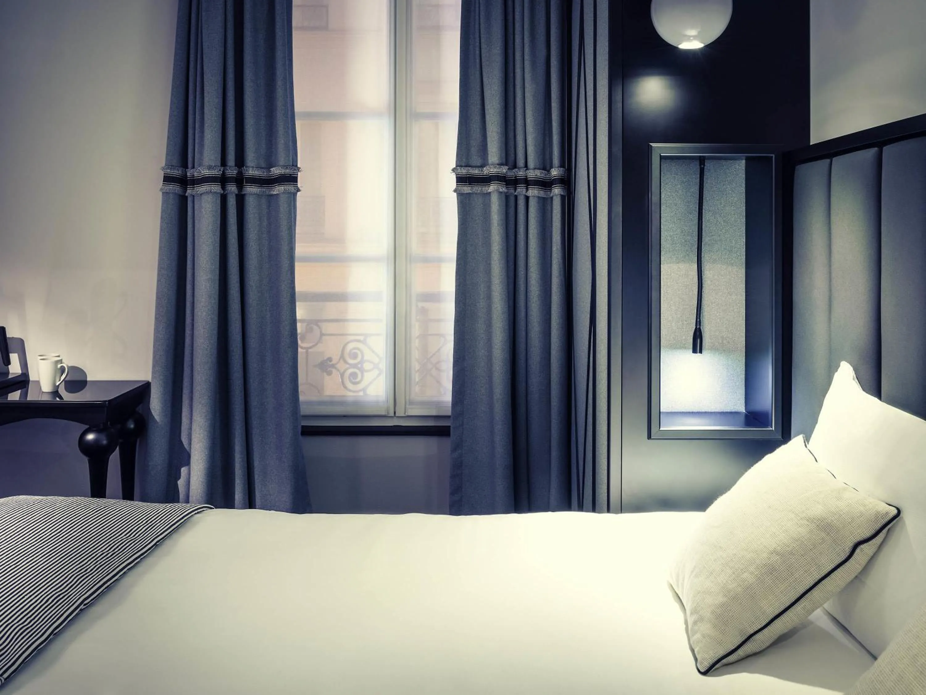 Bedroom, Bed in Mercure Paris Arc de Triomphe Wagram