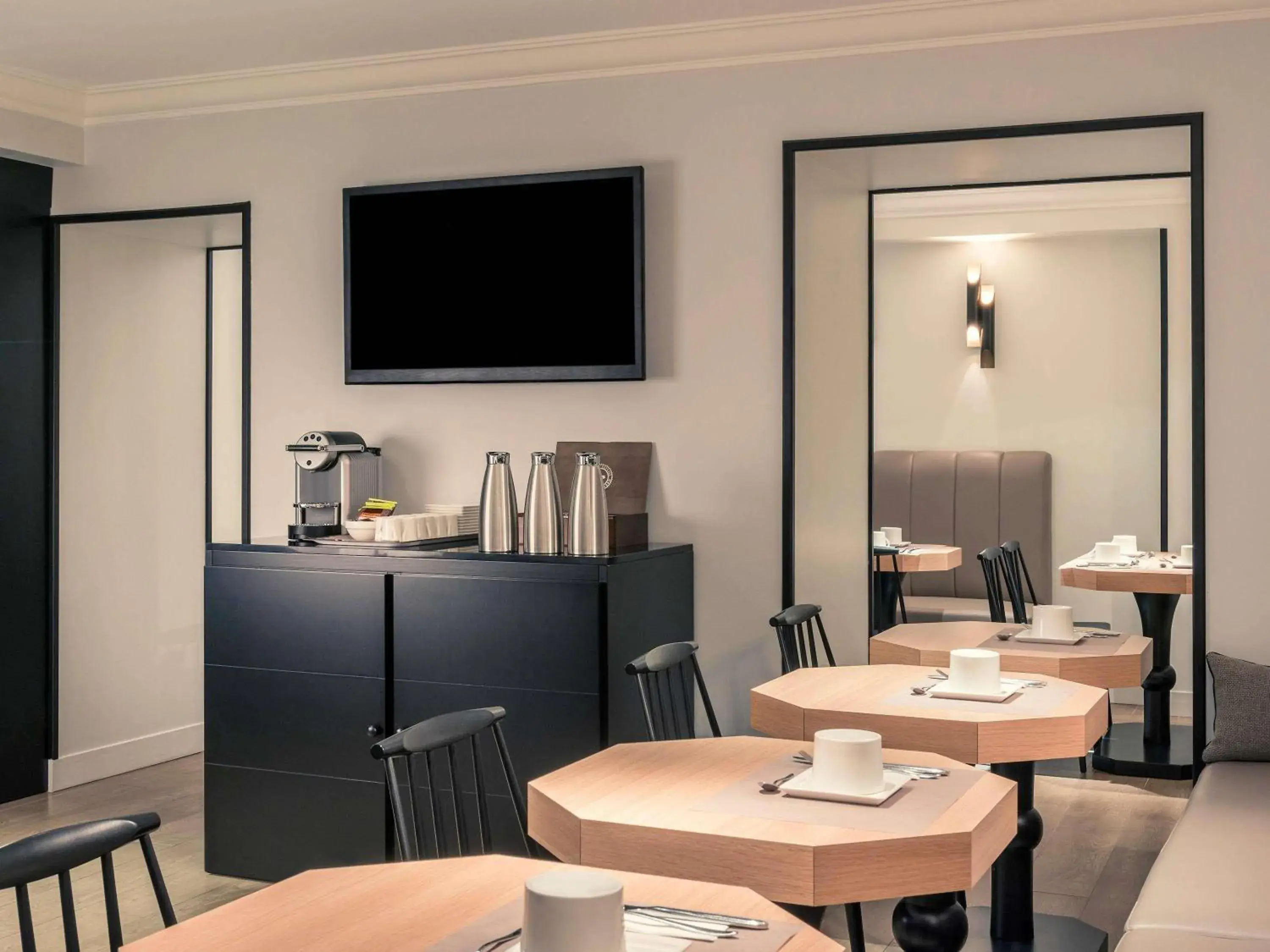 Property building in Mercure Paris Arc de Triomphe Wagram Property building in Mercure Paris Arc de Triomphe Wagram