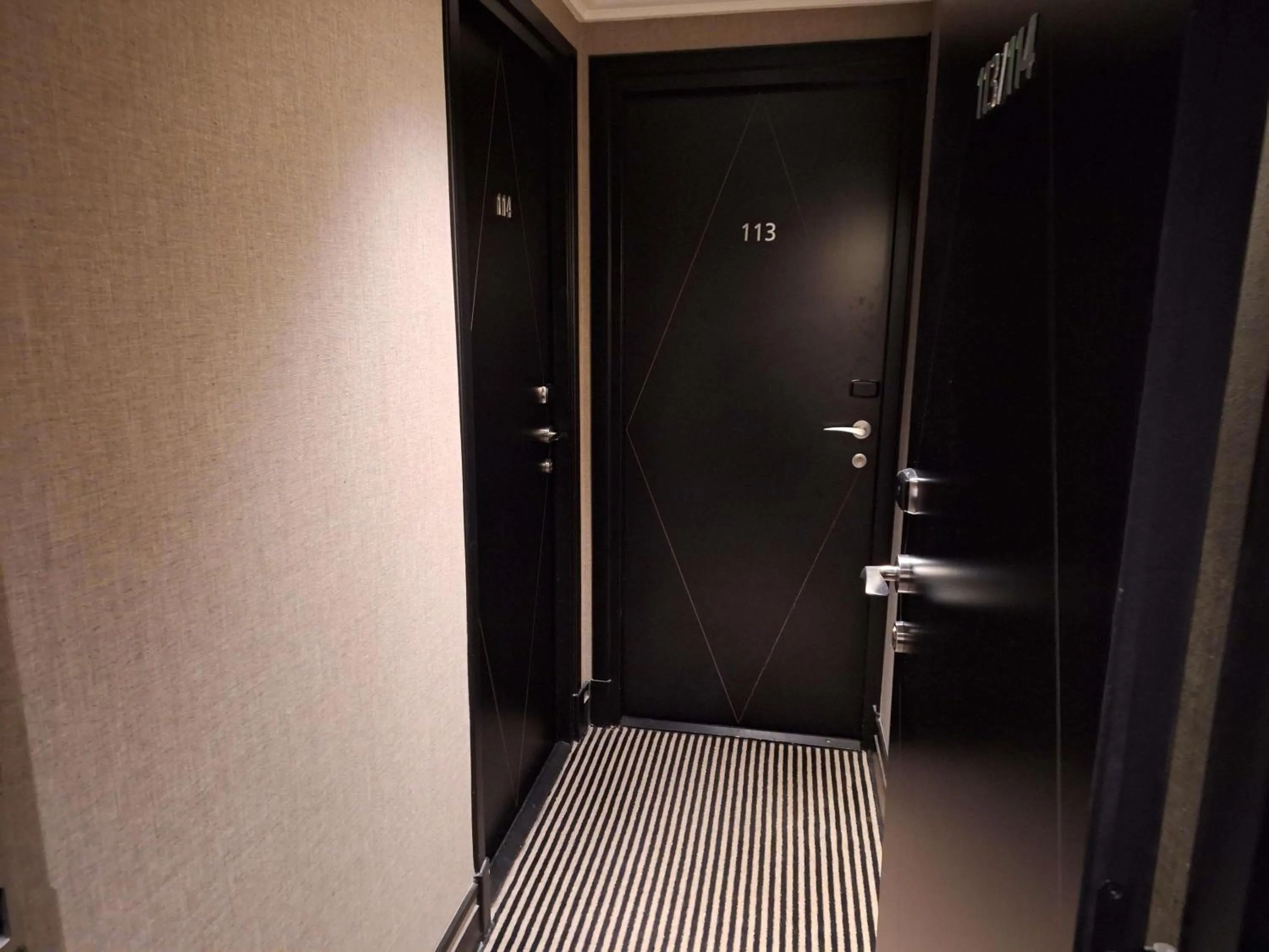 Bedroom in Mercure Paris Arc de Triomphe Wagram