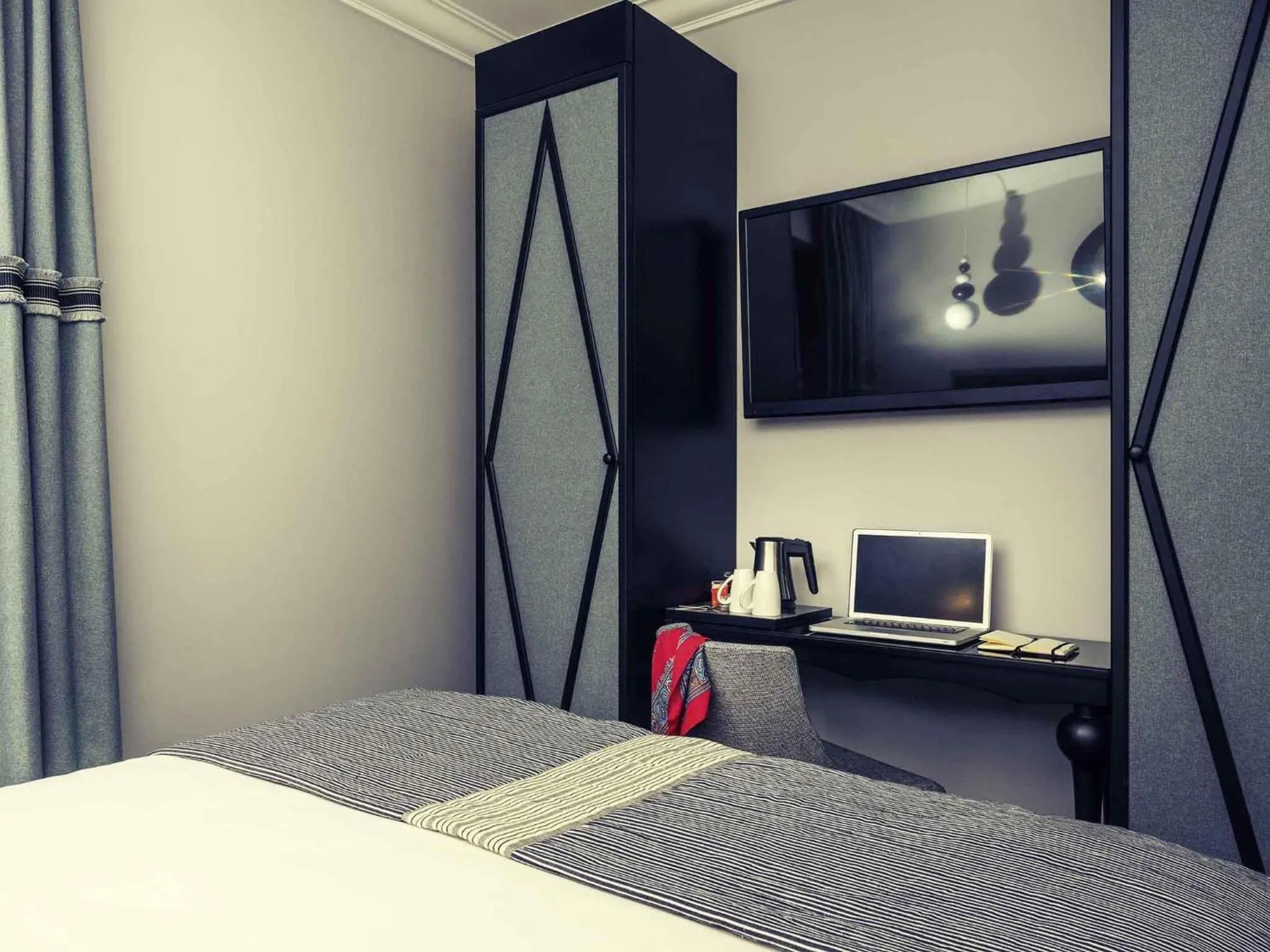 Bedroom, Bed in Mercure Paris Arc de Triomphe Wagram