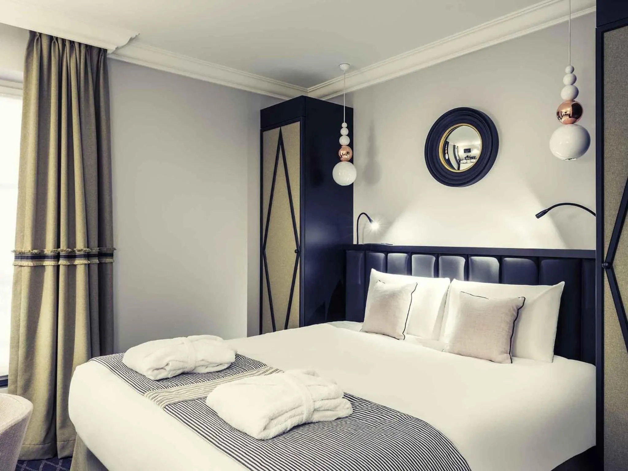 Bedroom, Bed in Mercure Paris Arc de Triomphe Wagram