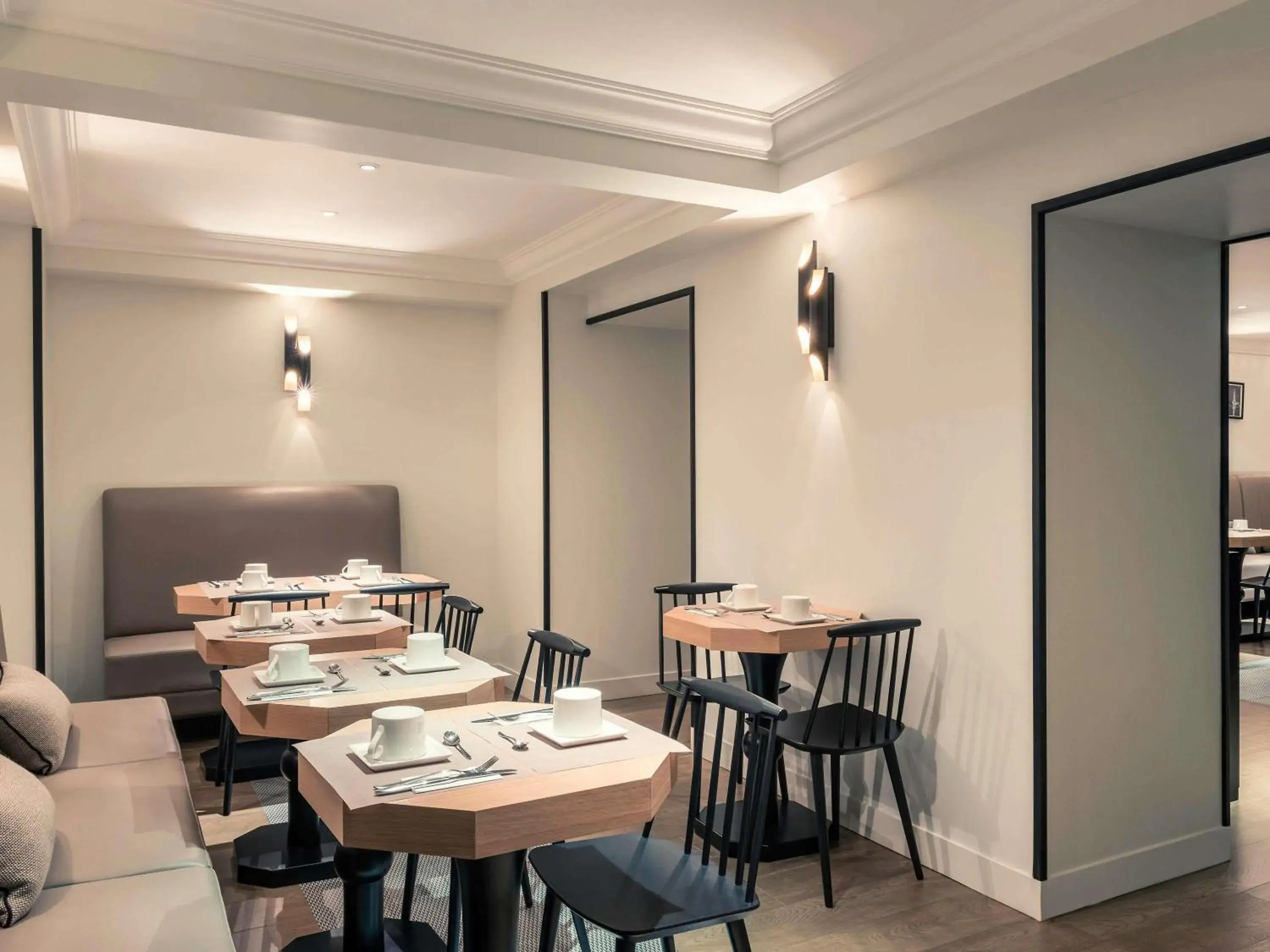 Property building in Mercure Paris Arc de Triomphe Wagram Property building in Mercure Paris Arc de Triomphe Wagram