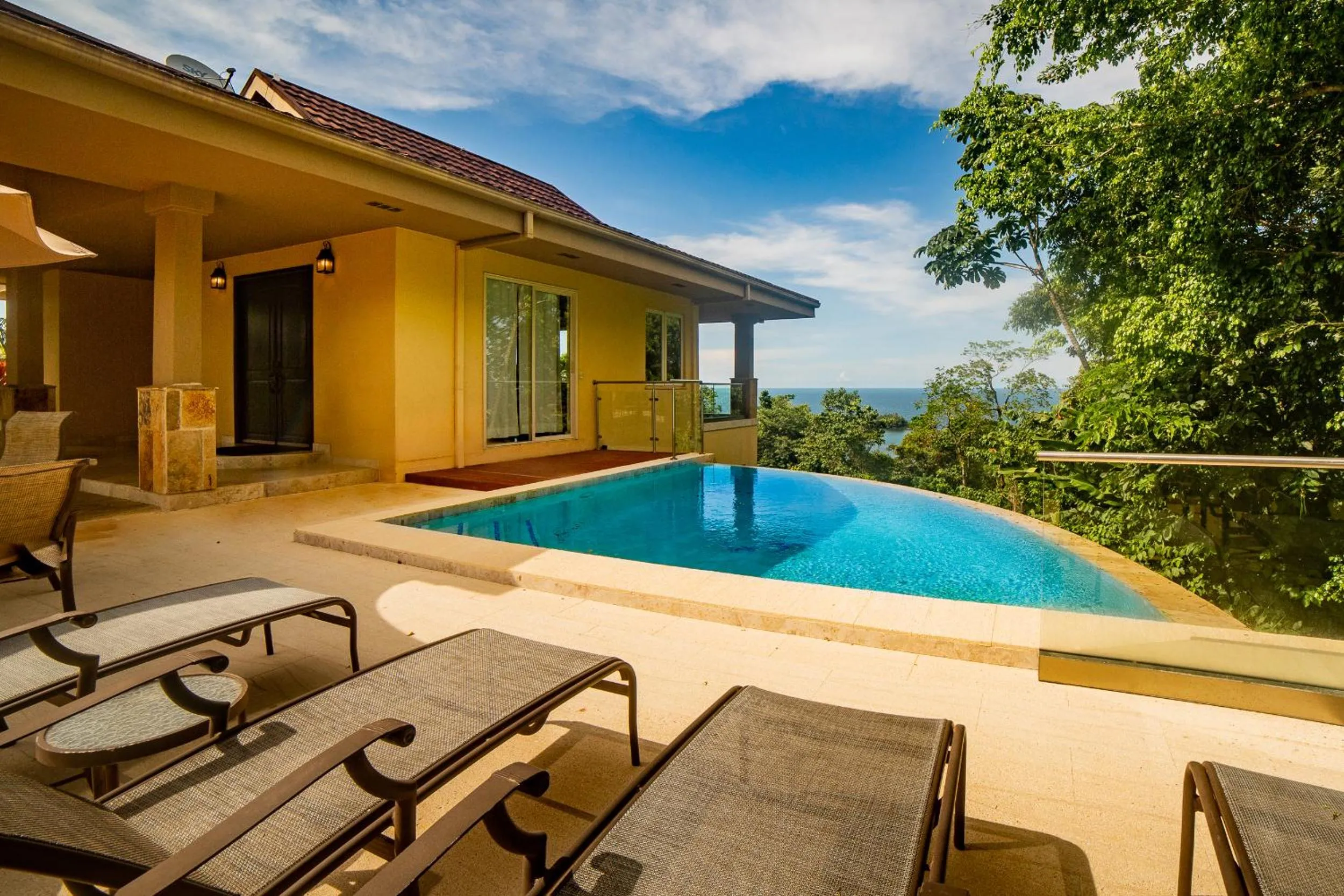 Red Frog Beach Island Resort