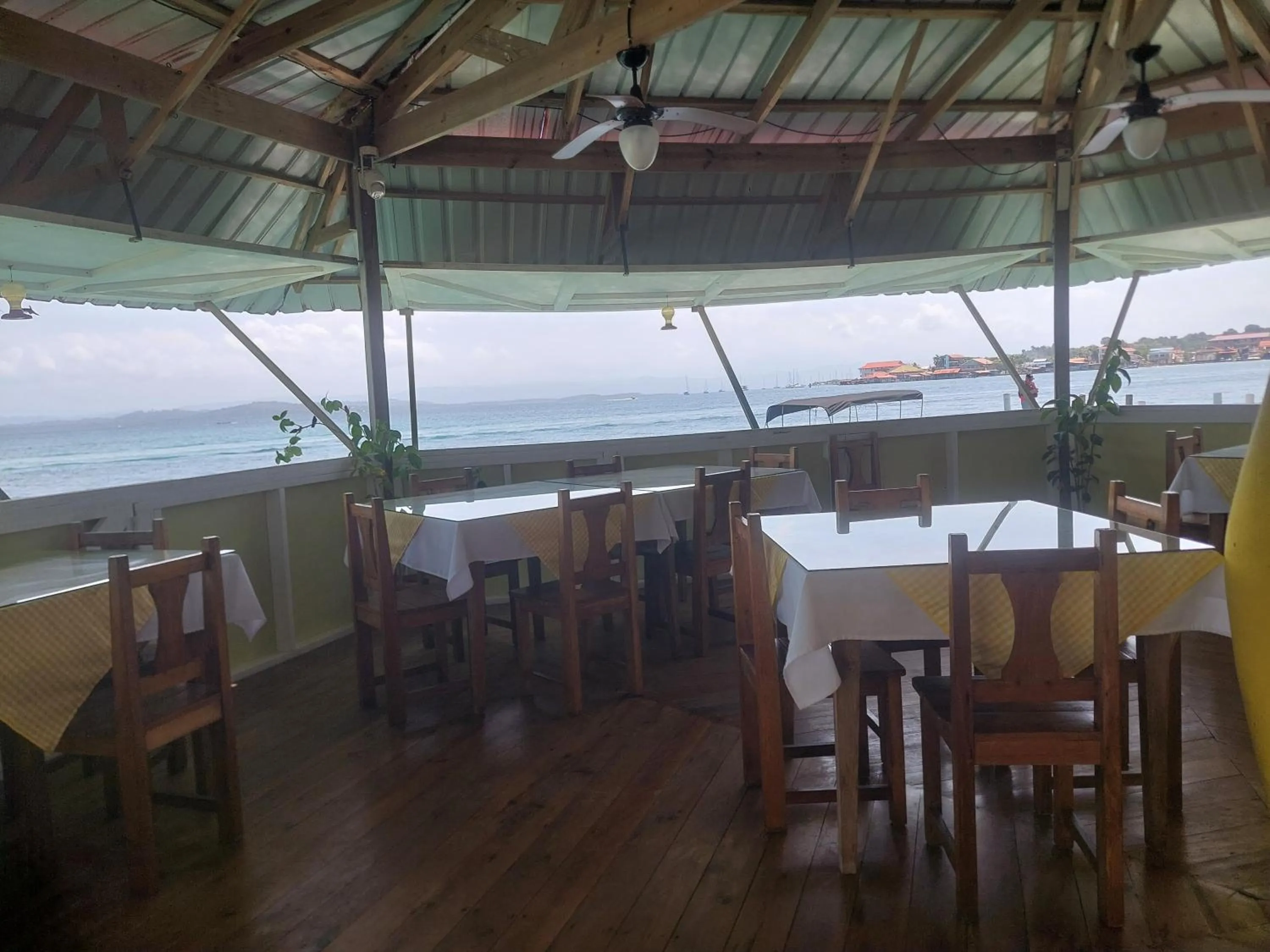 Restaurant/places to eat in Faro del Colibri