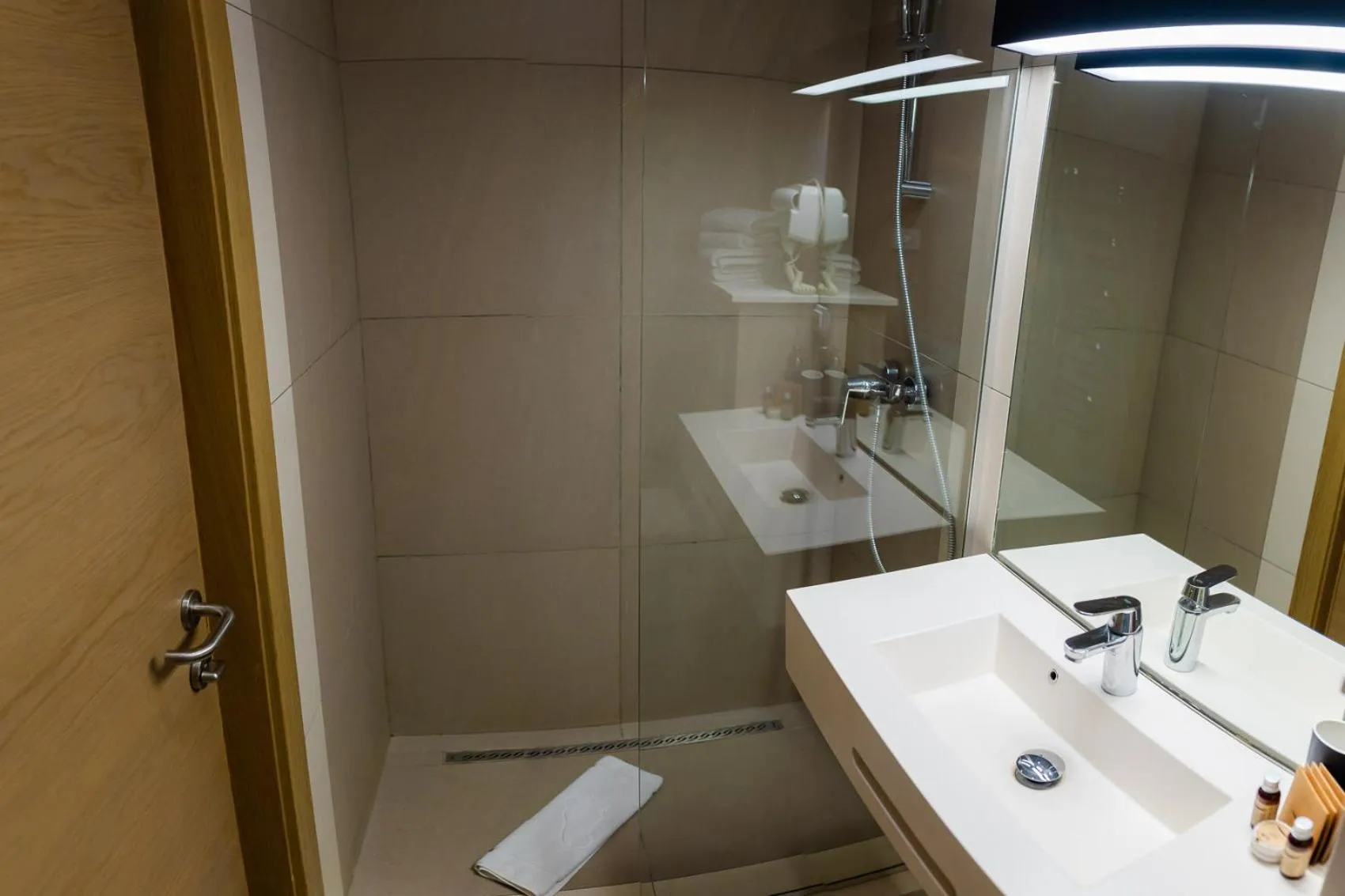 Shower in Hotel Avenue - Avenue Hotels