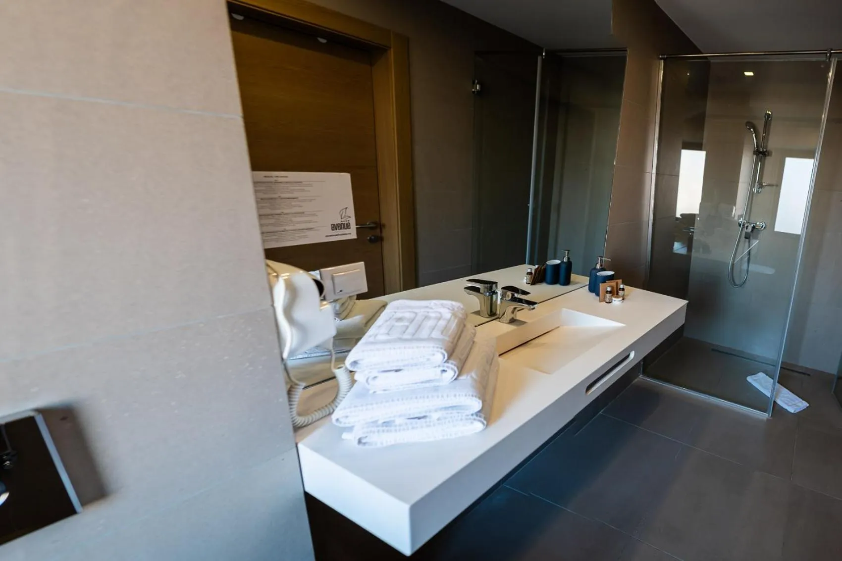 Bathroom in Hotel Avenue - Avenue Hotels