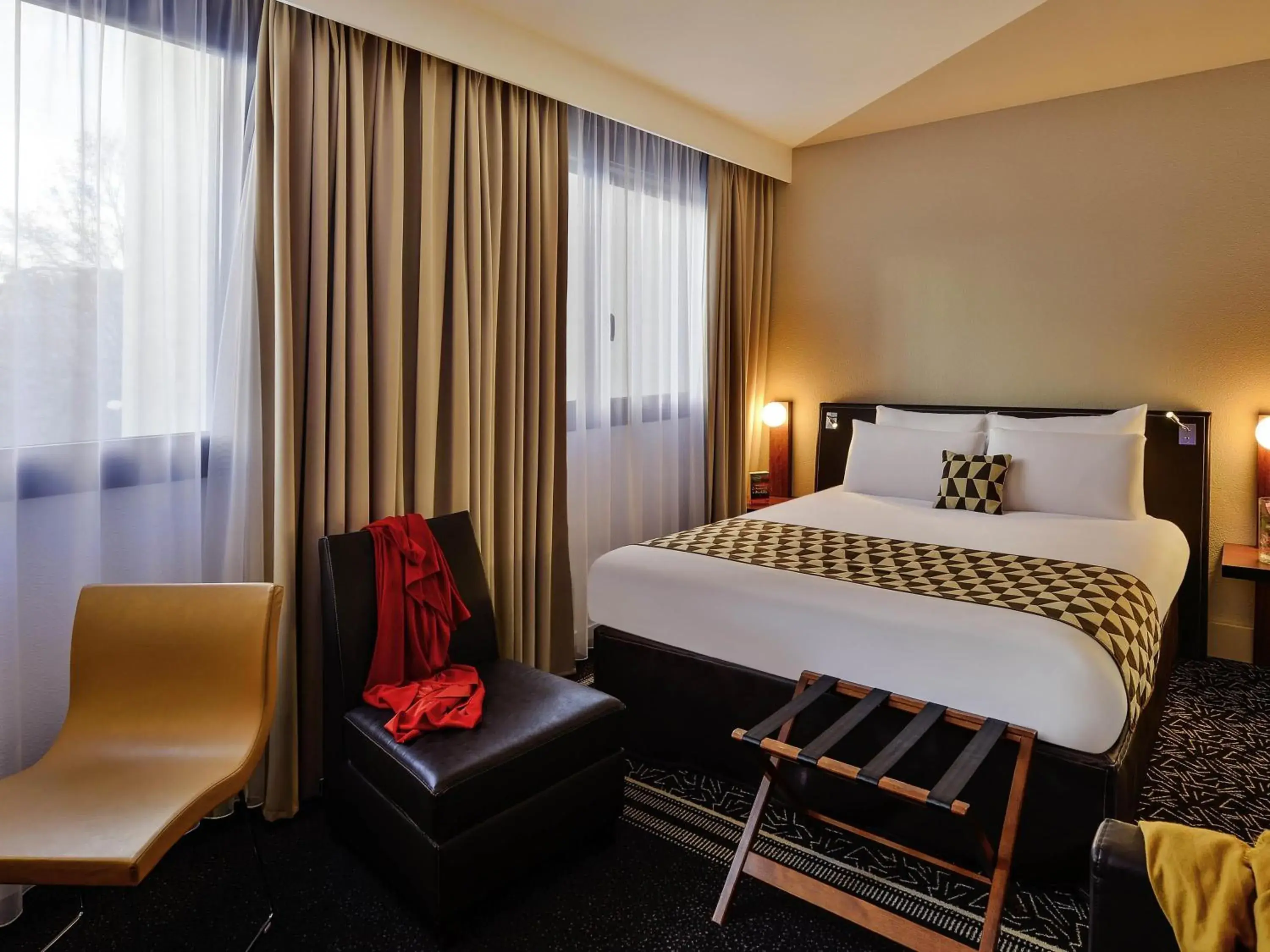 Bedroom, Bed in Hôtel Mercure Lyon Centre Lumière Bedroom, Bed in Hôtel Mercure Lyon Centre Lumière