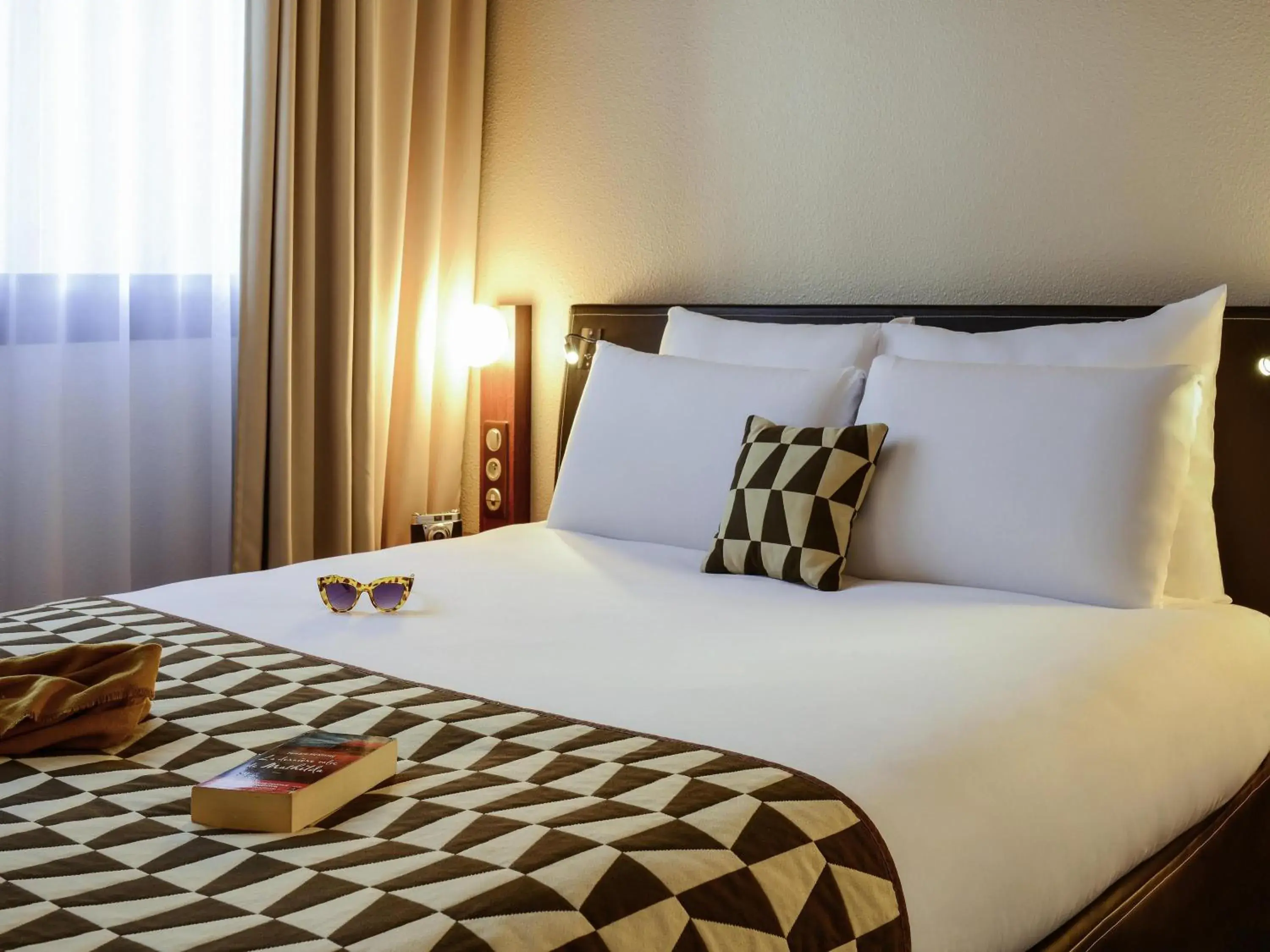 Bedroom, Bed in Hôtel Mercure Lyon Centre Lumière Bedroom, Bed in Hôtel Mercure Lyon Centre Lumière