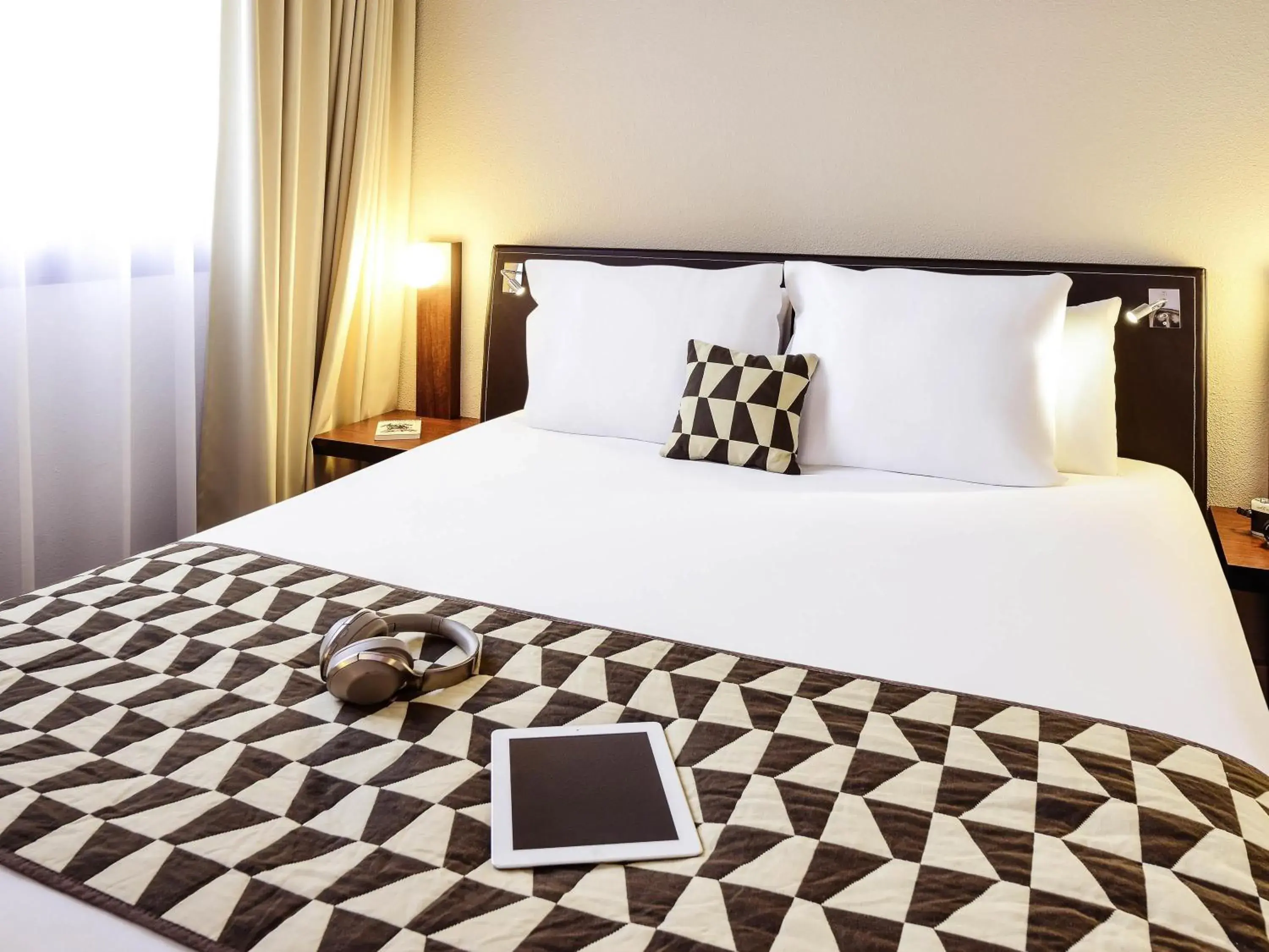 Bedroom, Bed in Hôtel Mercure Lyon Centre Lumière Bedroom, Bed in Hôtel Mercure Lyon Centre Lumière